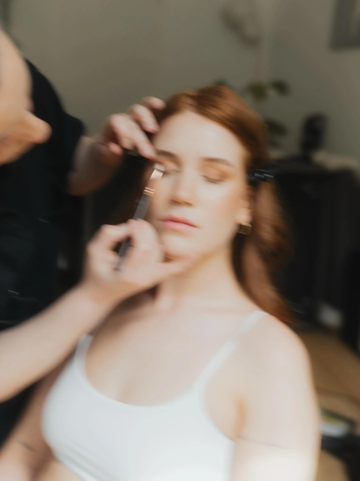 Getting ready ✨🤍 Falls ihr eine Make-up Artistin f&uuml;r eure Hochzeit sucht, kann ich euch sooo sehr @despina_dora_mua empfehlen. Sie ist unglaublich herzlich, schenkt euch Ruhe und ist einfach so unglaublich gut in ihrem Job 🥰

Und als Hochzeits