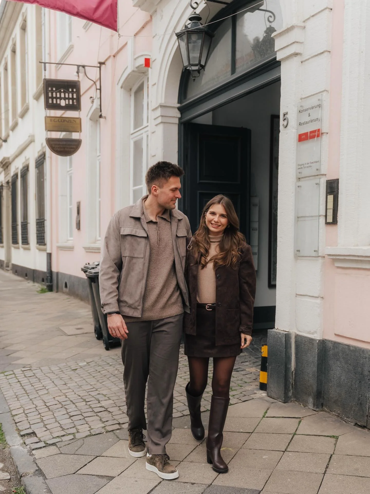 movement over perfection ✨

Mit mir soll sich ein Fotoshooting eigentlich eher wie ein Spaziergang anf&uuml;hlen und nicht wie so ein klassisches Shooting, wo man die ganze Zeit irgendwie performen muss.

Mit Aileen und Nico war das auch genau so, wi