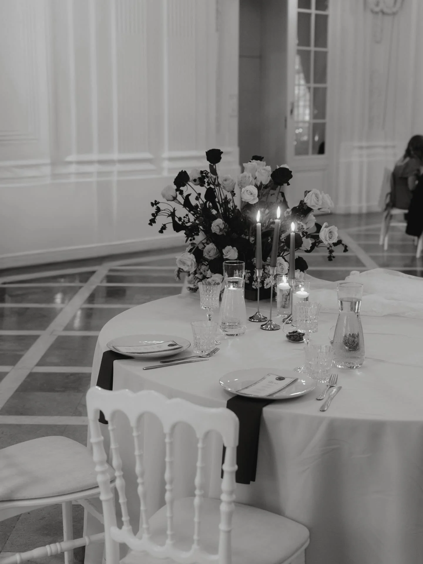 Before the room fills with people, it already tells the story ✨

Die gedeckten Tische, die Blumen, das Licht, die kleinen Details. All das ist nicht einfach nur Deko. Es ist ein Teil davon, wie sich euer Hochzeitstag anf&uuml;hlt. Und irgendwie schei