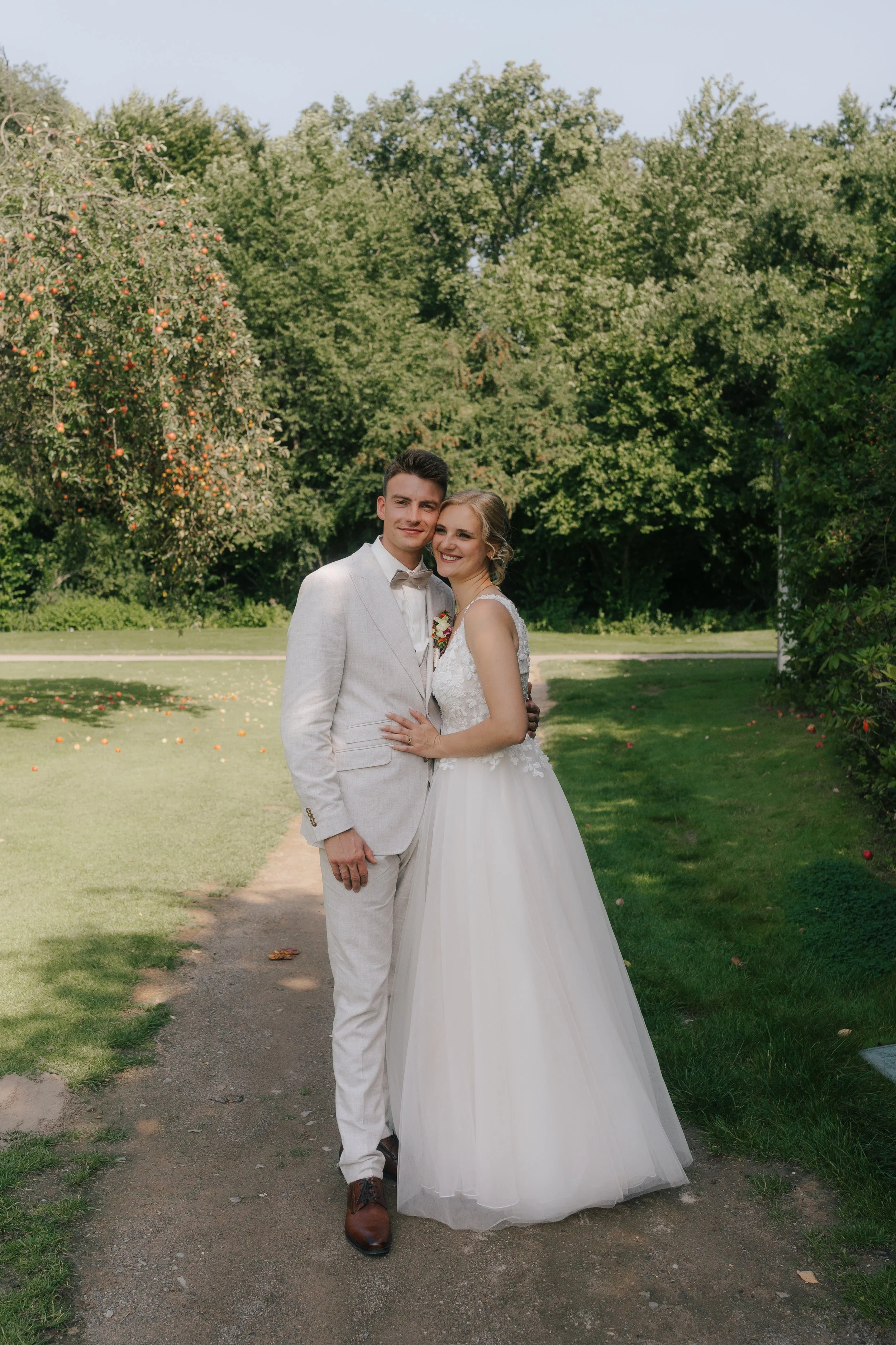 Hochzeitspaar beim Paarshooting glücklich an ihrer Hochzeit in Köln
