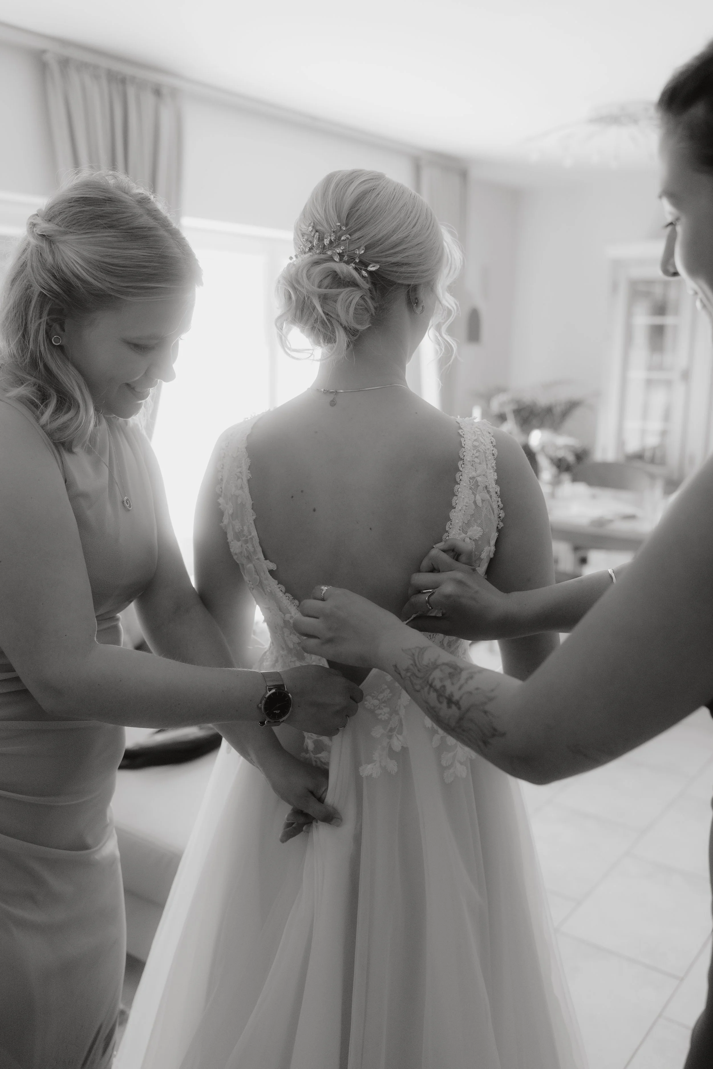 Getting Ready der Braut im Brautkleid an ihrer Hochzeit in Leverkusen mit ihren Brautjungfern