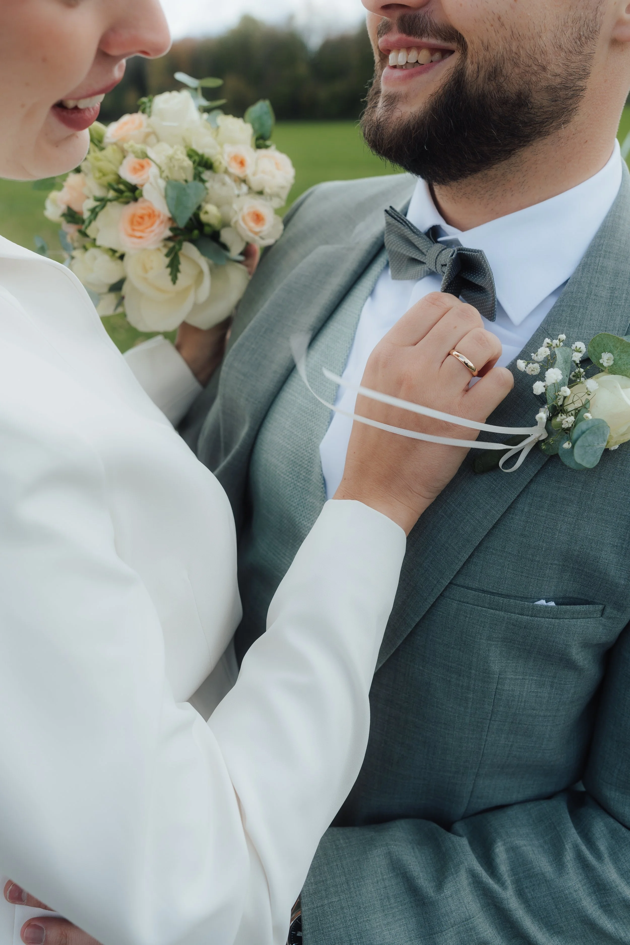 Brautpaar an ihrer Hochzeit in NRW, Moderne Hochzeitsfotografie von Eheringen & Brautstrauß