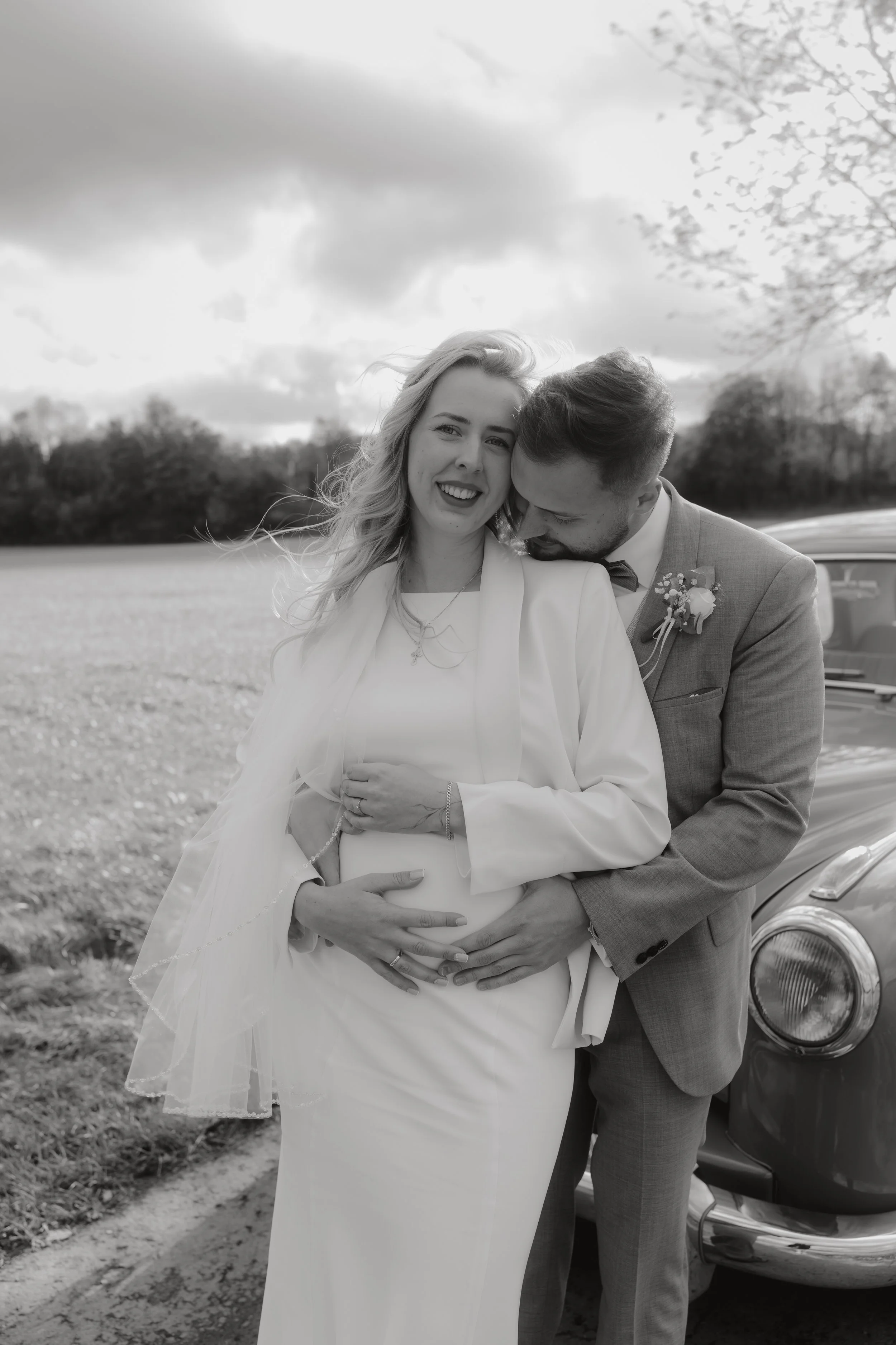 Brautpaar umarmt sich, moderne Hochzeitsreportage in Düsseldorf