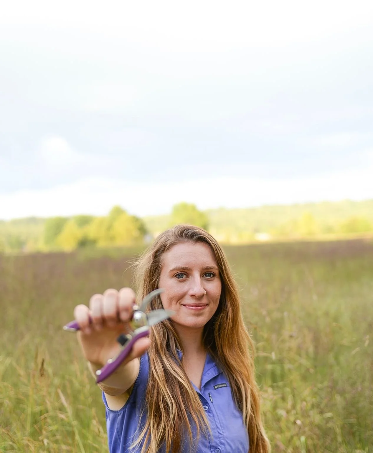 Garden tip!! Read about pruning your favorite shrub. When does it need to be pruned? Spring, Summer, Autumn or Winter? I got these pruners @ozarknaturalfoods 
#prunethoseshrubs #garden #gardentip 

📸 @haley.kristinphoto