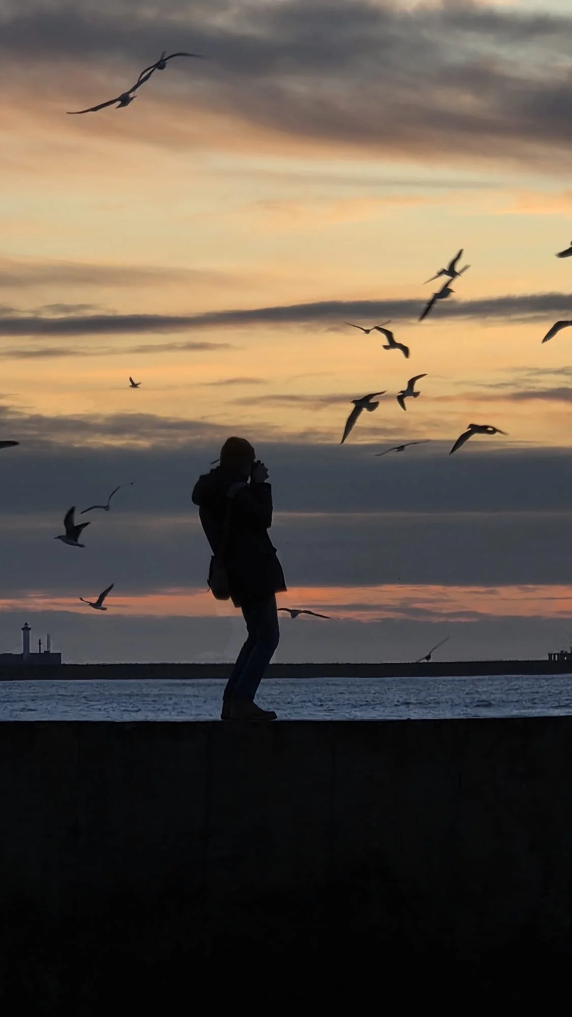 Théo WALLYN, TheWallphoto prend une photo devant la mer a Boulogne lors d'un couché de soleil