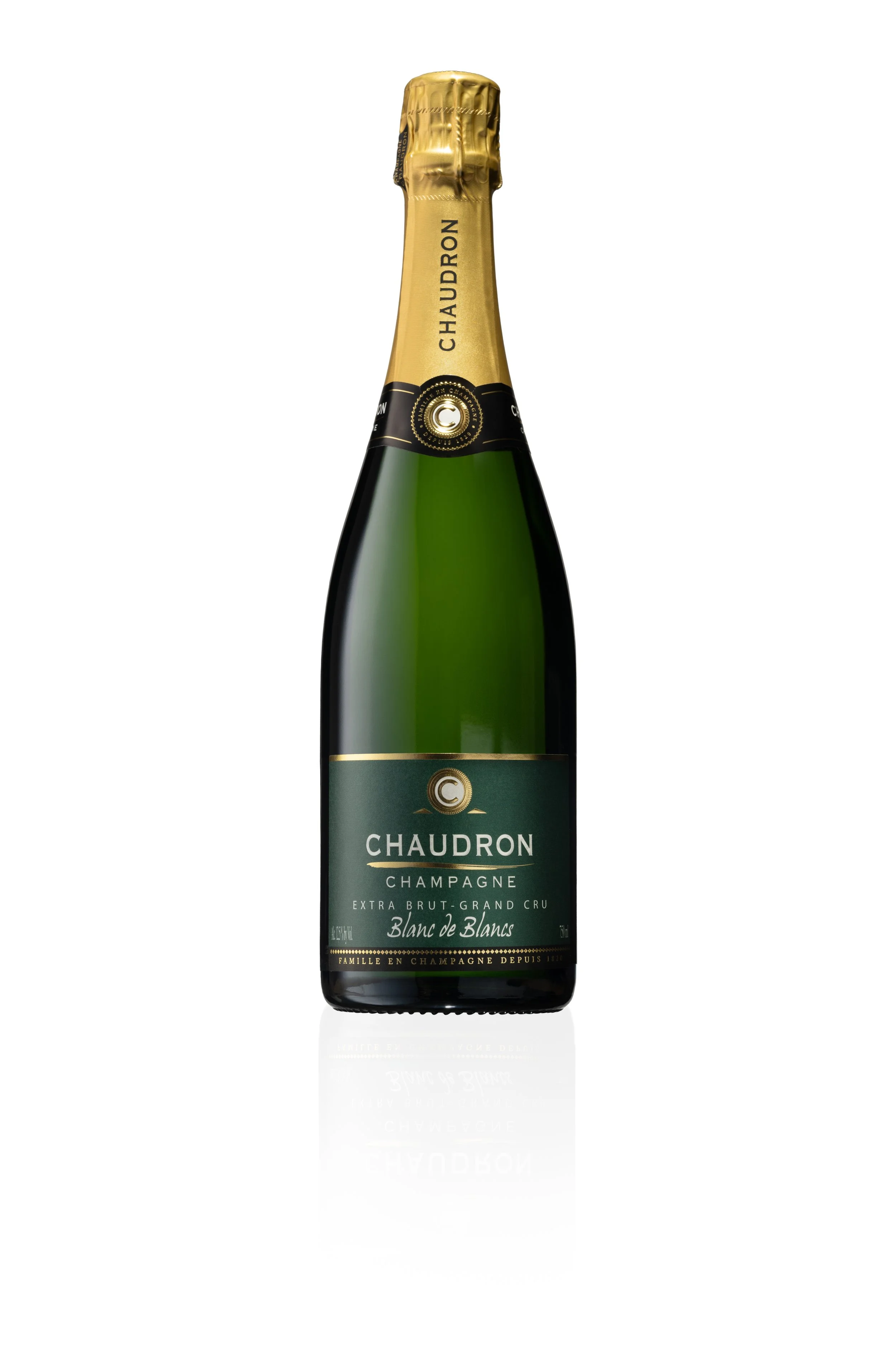 Bouteille de champagne Chaudron avec étiquette verte et or extra-brut grand cru. Photo prise par Théo WALLYN, TheWallPhoto.