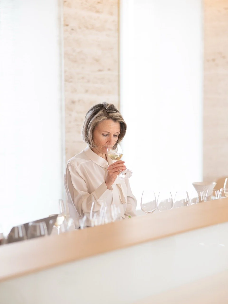 Degustation avec Severine Frerson, cheffe de cave du champagne Perrier Jouet. Dégustation de champagne Belle époque avec la champagne de Sophie Clayes. Photo prise par Théo WALLYN, TheWallPhoto.