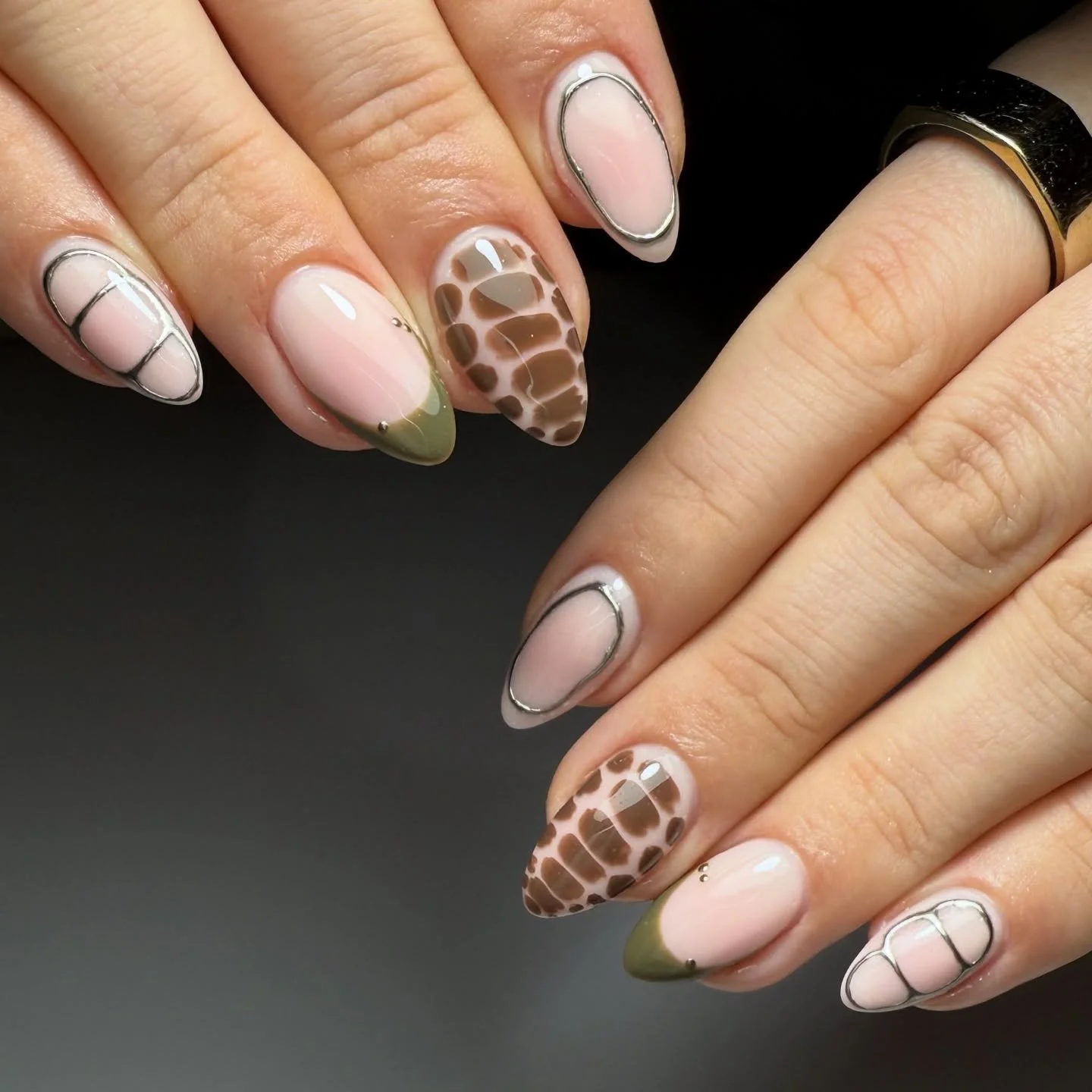 Mix &amp; Match 🐊🩶

We&rsquo;re loving this chrome / blooming gel combo! They&rsquo;re perfect for this time of year where no one knows what to have on their nails😅💅

Done by @katyraenailartist.pmu 

#wilmslow #gelnails #nailart #almondnails #gel