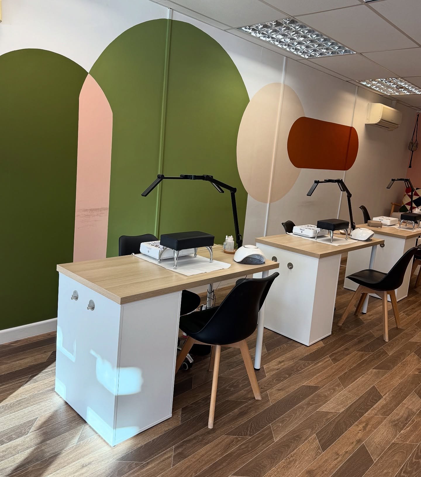 Golden hour hitting differently in the studio yesterday ☀️

Anyone else THRILLED that spring is on its way?😅

Also obsessing over our stunning new desk lights from @katiebarnes.toolrange 💖

#beautysalon #nailstudio #cheshiresalon #wilmslow #handfor