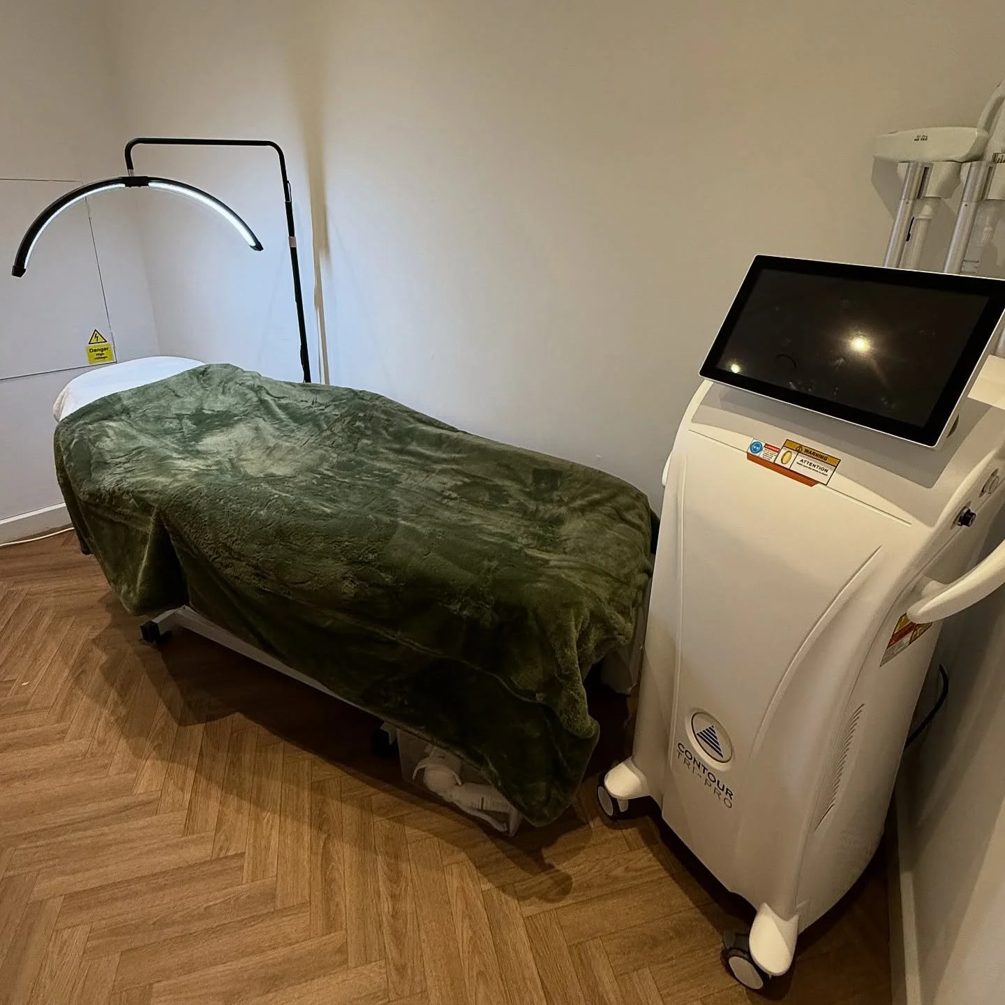 A little look inside our laser room ⚡️

If laser has been on your mind recently, feel free to drop us a message &amp; we can answer any questions that you may have 💌

#laser #laserhairremoval #laserhairreduction #cheshire #wilmslow