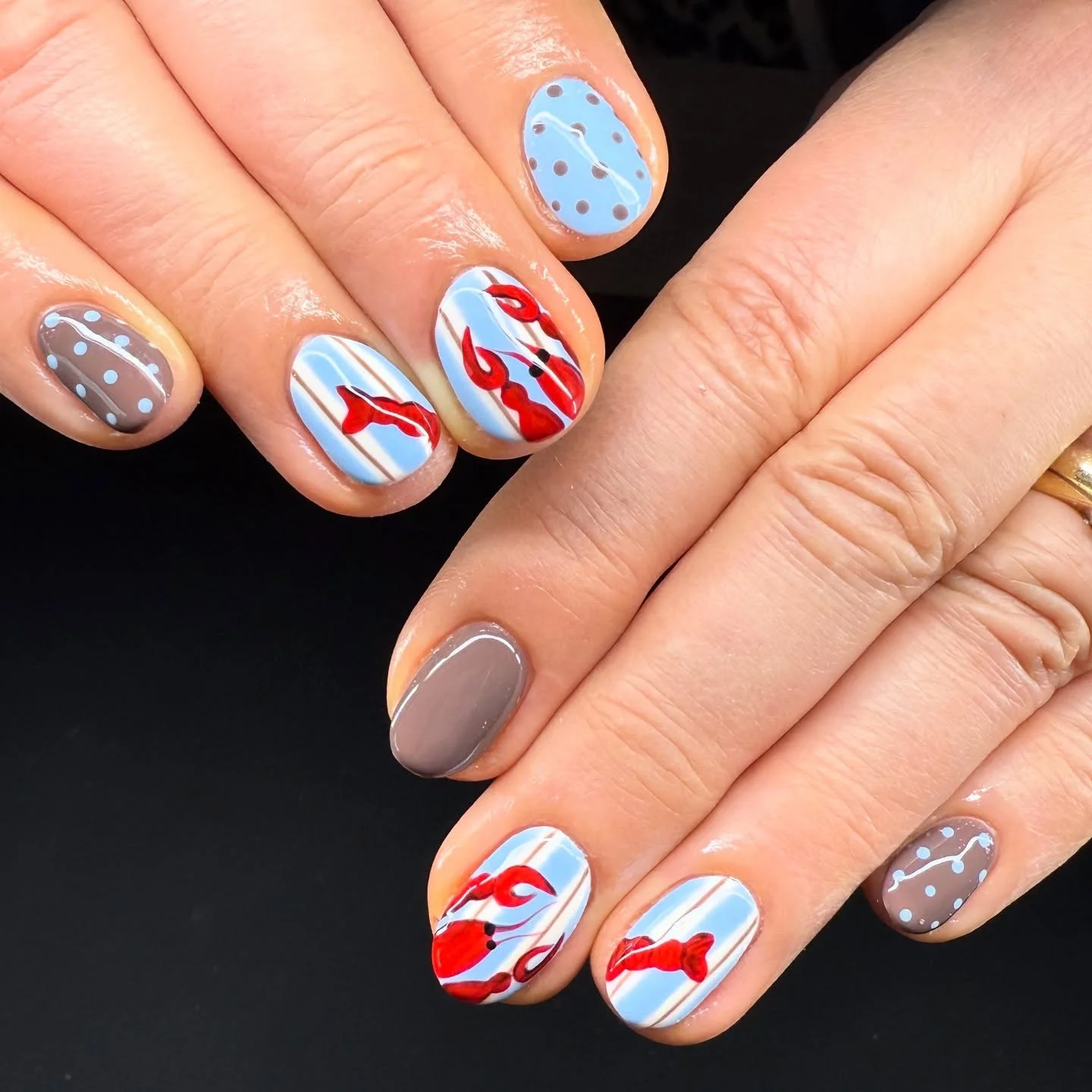 Lobster mani for @soozidanson 🦞🩵 
Inspired by the dreamy designs from @yvonneellen 🥰

Done by @katyraenailartist.pmu 
Using @glossifyofficial 

#lobsternails #stripednails #nailart #gelnails #wilmslownails