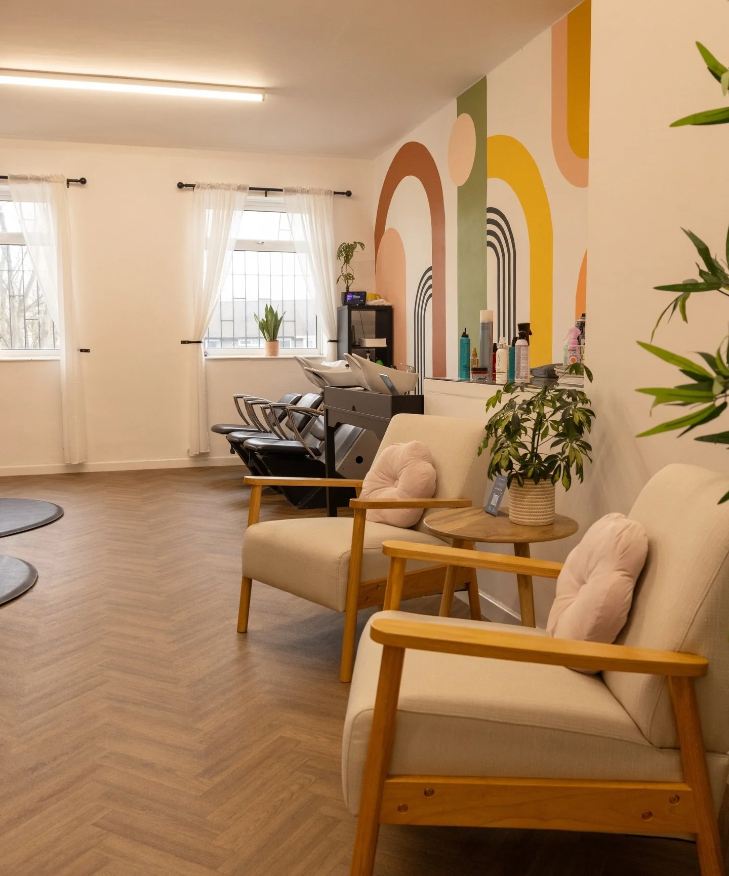 A little corner of our hair room that doesn&rsquo;t get much screen time 😍

Despite that, the mural peaking in the back of this image was the biggest one in the salon to date! We&rsquo;re starting to think it may be time to get our paint brushes bac