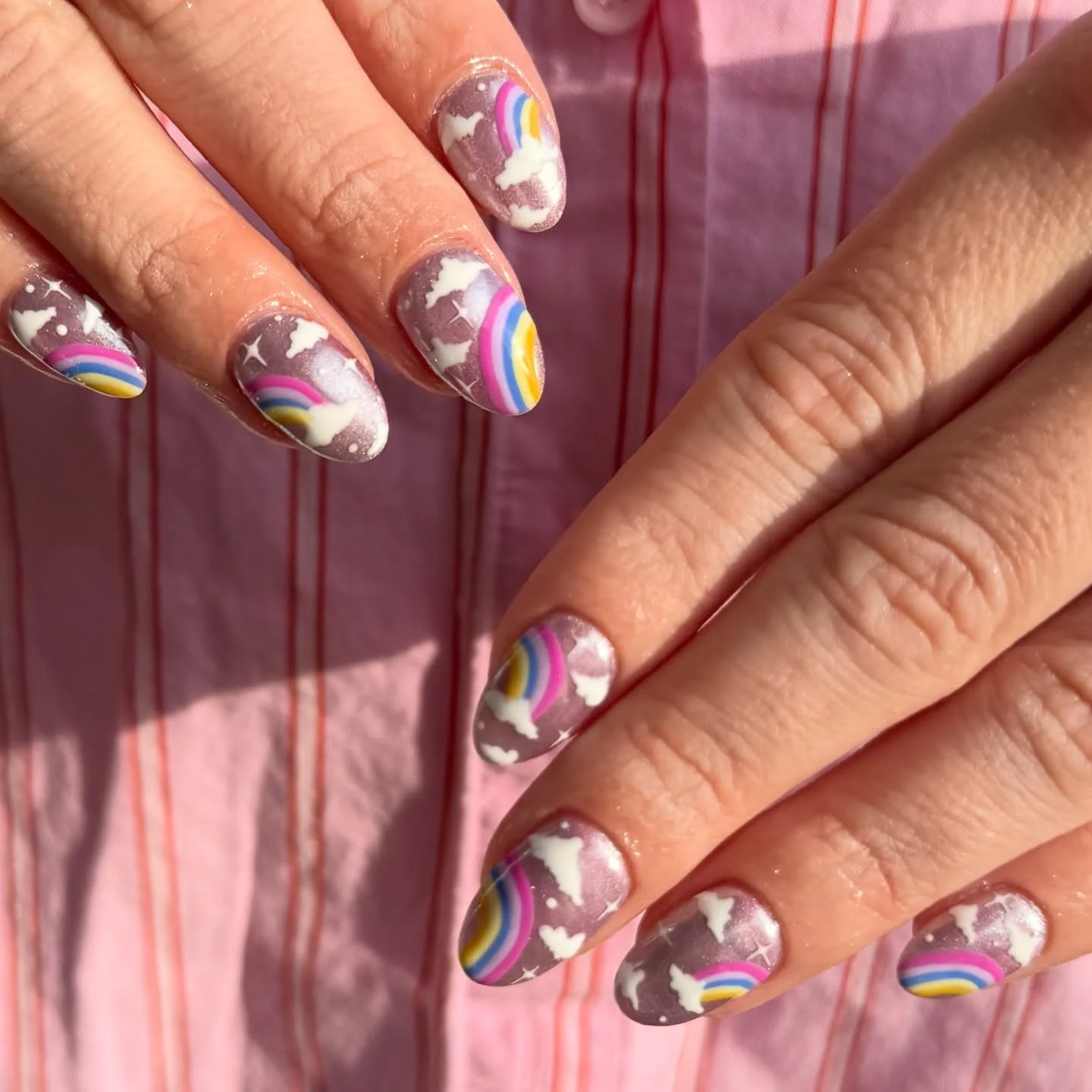 Chasing rainbows, one nail at a time 🌈☁️✨

The cutest set from @katyraenailartist.pmu 
Done using @glossifyofficial 

#cheshirenails #handforth #nailart #chromenails #summernails