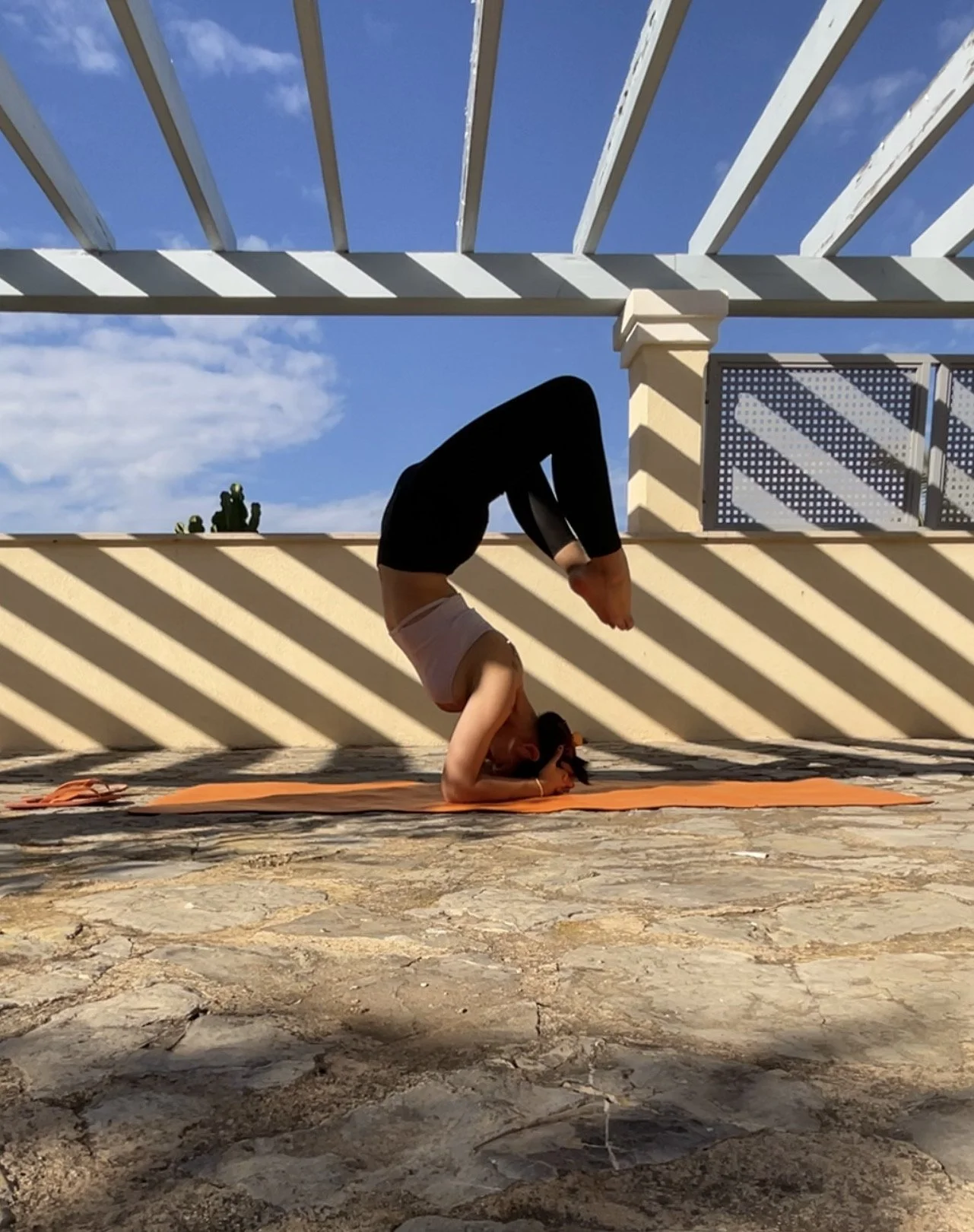 Backbrend yoga, doing the headstand pose.