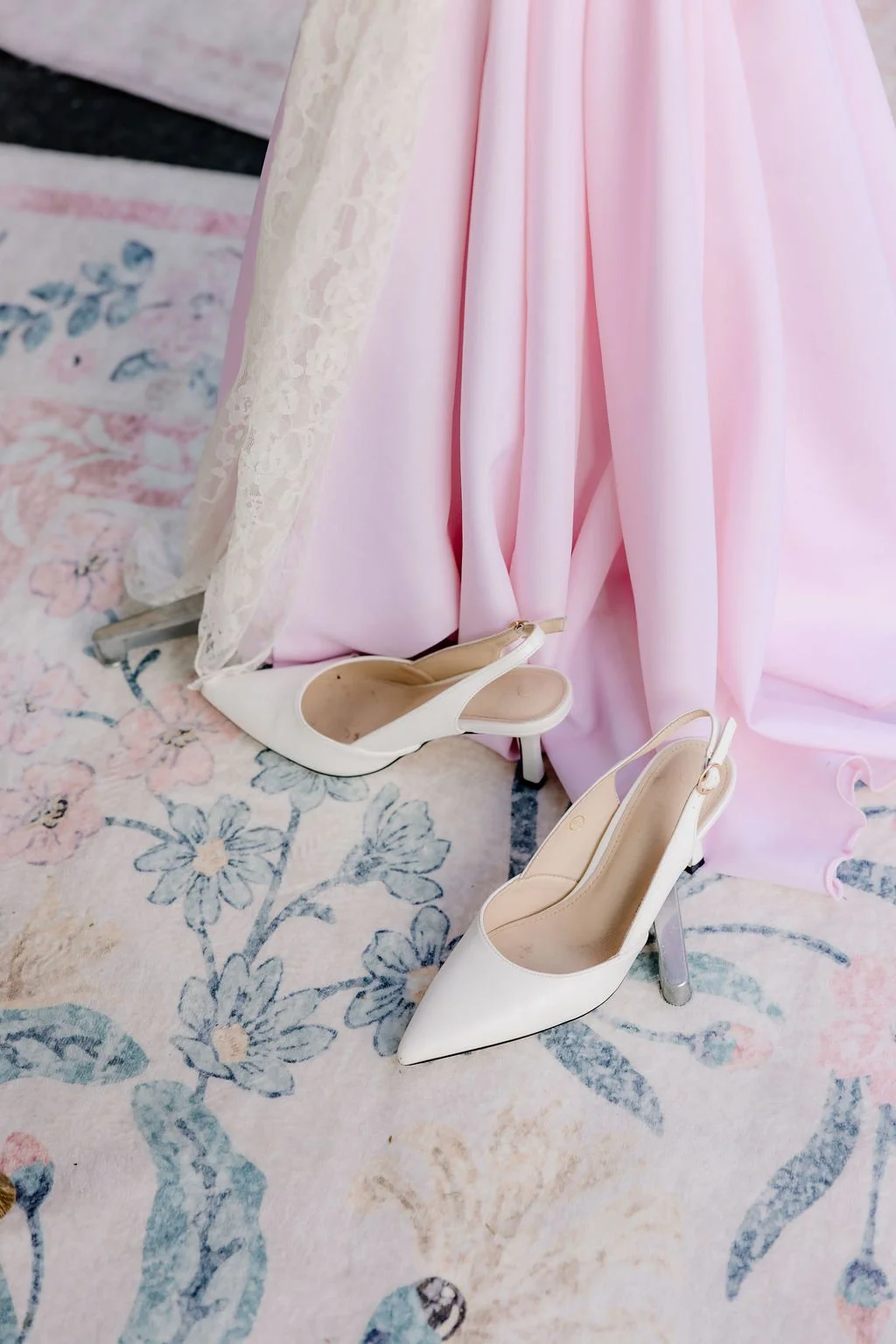 A breathtaking display of luxury wedding florals by Blooms by Tesla for a high-end celebration in Alpine, Utah. This design features a lush, romantic blend of creamy white roses, soft blush peonies, and delicate sweet peas, creating a timeless pink a