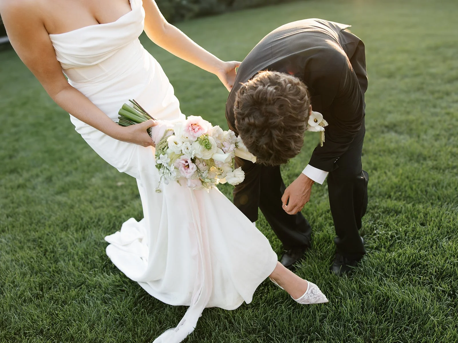 Utah Bride and Groom with wedding flowers