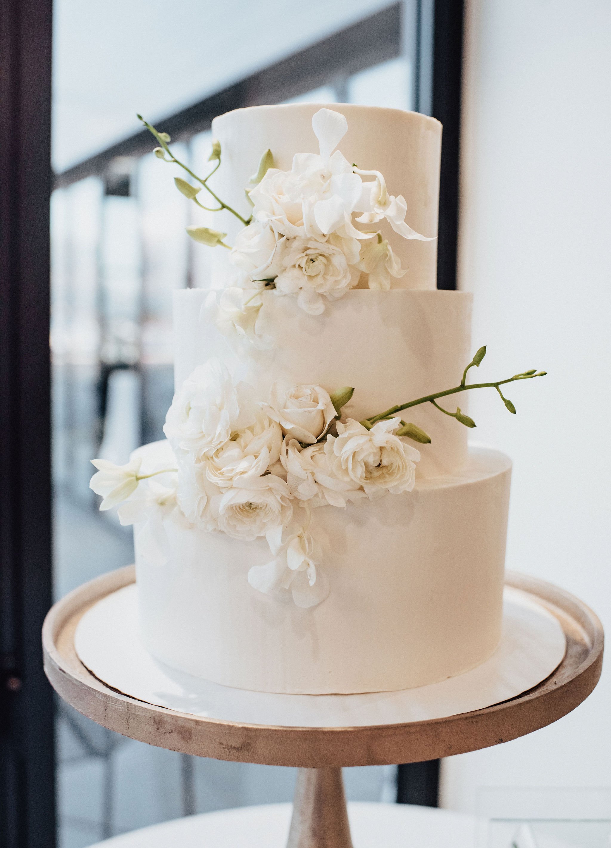 white-floral-wedding-cake-design.jpg
