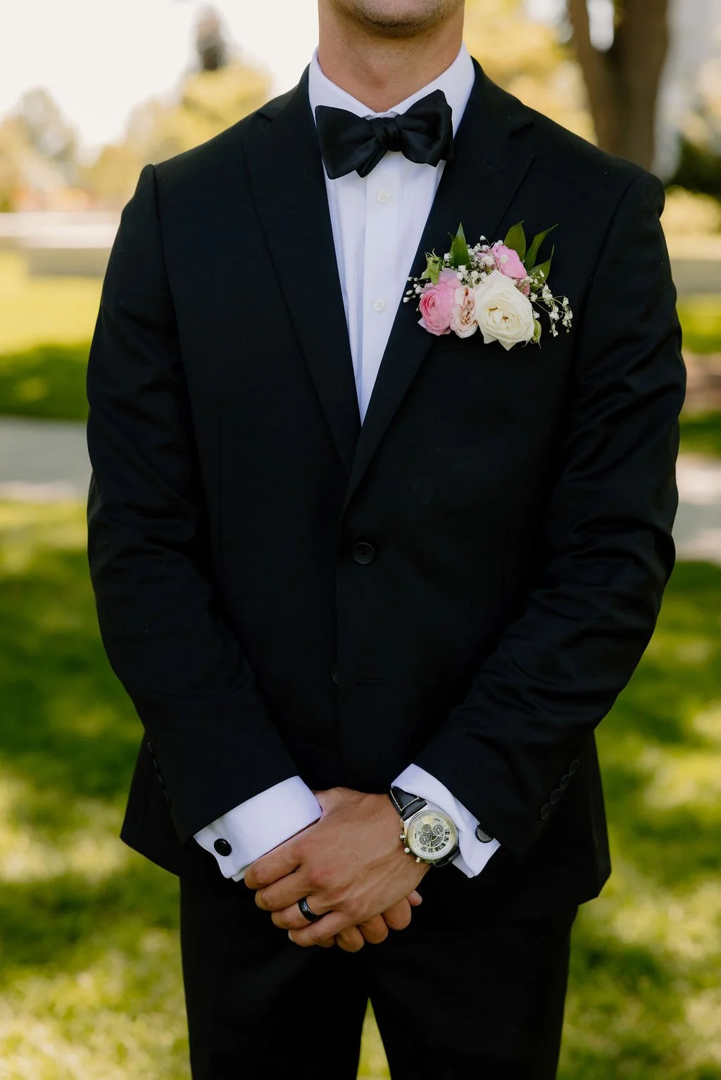 A breathtaking display of luxury wedding florals by Blooms by Tesla for a high-end celebration in Alpine, Utah. This design features a lush, romantic blend of creamy white roses, soft blush peonies, and delicate sweet peas, creating a timeless pink a