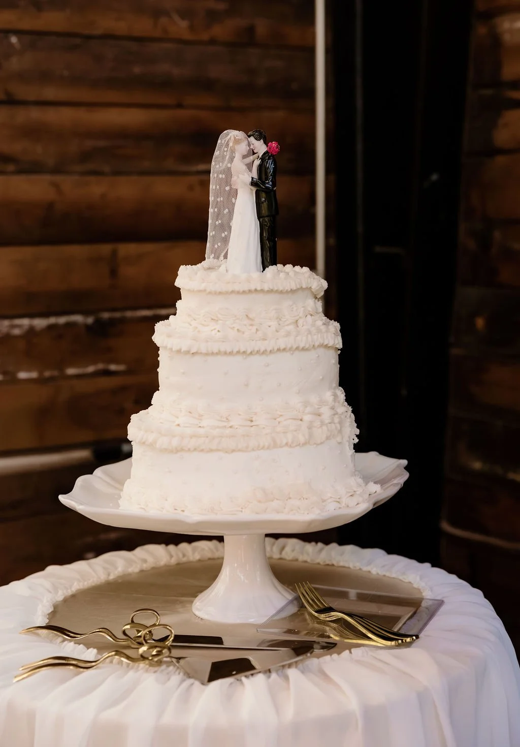 A breathtaking display of luxury wedding florals by Blooms by Tesla for a high-end celebration in Alpine, Utah. This design features a lush, romantic blend of creamy white roses, soft blush peonies, and delicate sweet peas, creating a timeless pink a