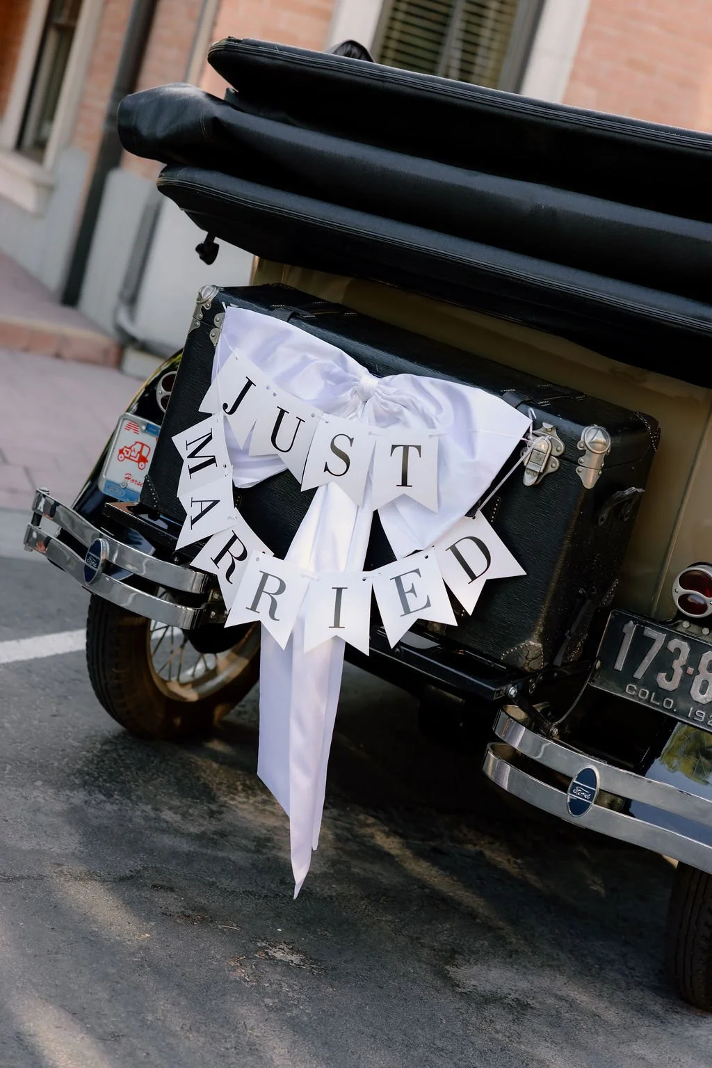 A breathtaking display of luxury wedding florals by Blooms by Tesla for a high-end celebration in Alpine, Utah. This design features a lush, romantic blend of creamy white roses, soft blush peonies, and delicate sweet peas, creating a timeless pink a
