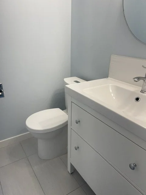 Move-out ready bathroom with scrubbed tile and grout, cleaned by the AAE Home Glow team