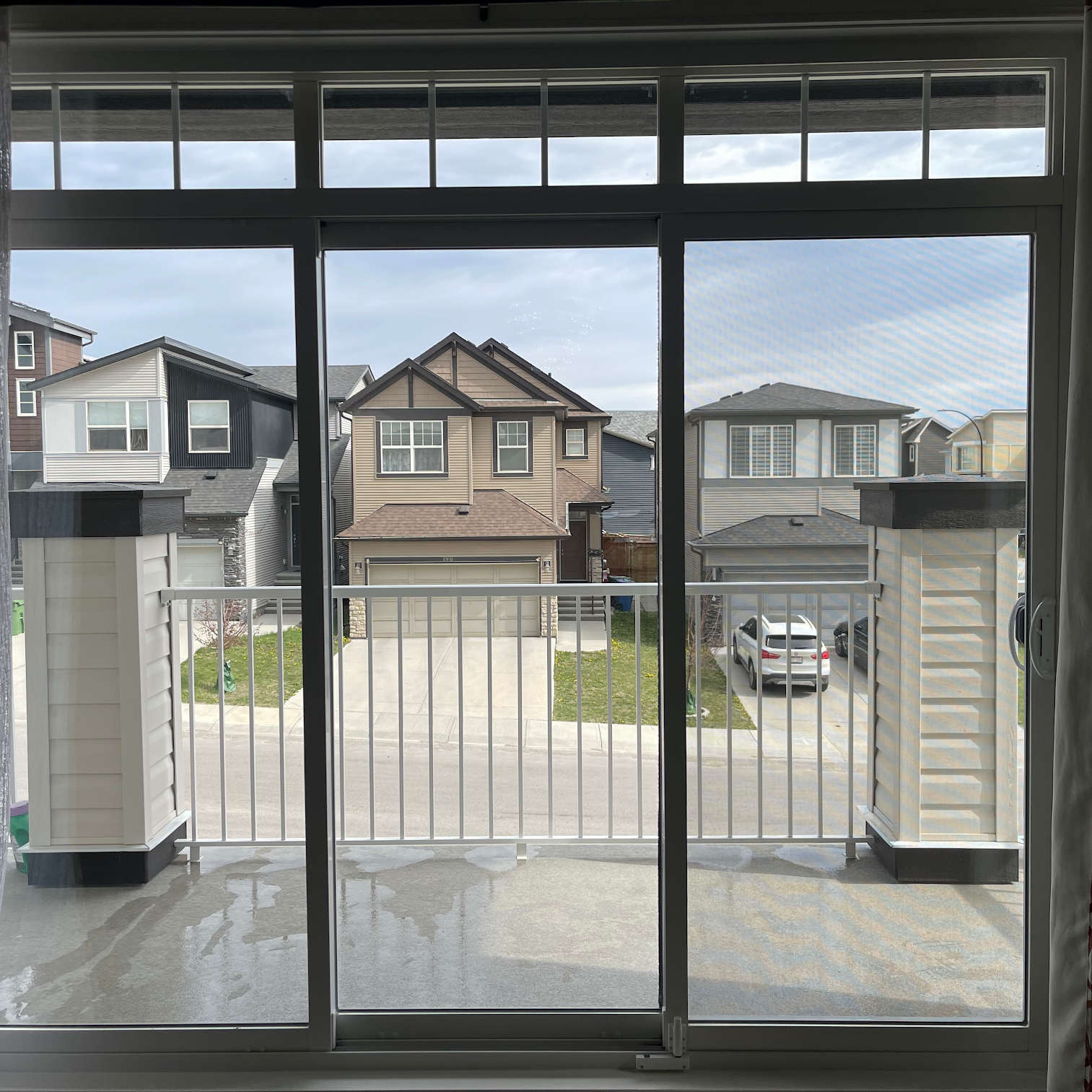 Move-in ready living room with dusted shelves and clean windows, serviced by AAE Home Glow, Calgary.
