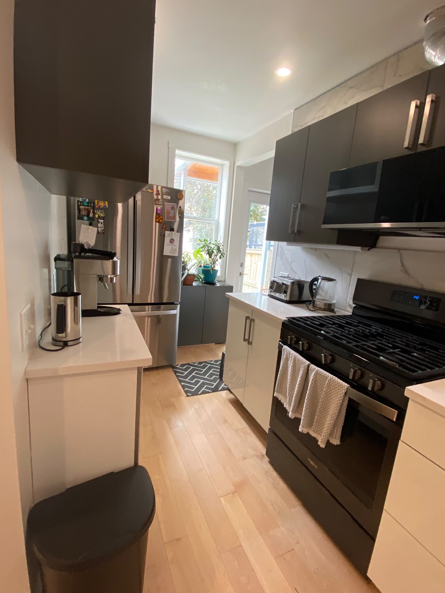 Deep-cleaned kitchen with sparkling floors and streak-free surfaces, part of a residential cleaning service by AAE Home Glow