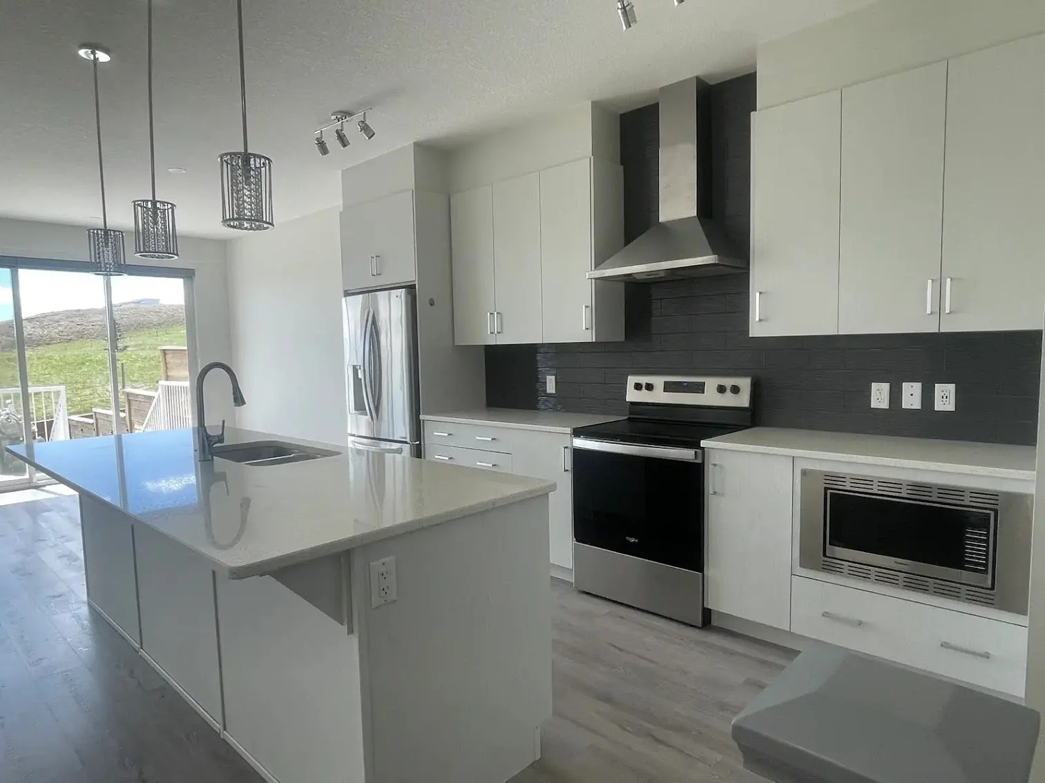 Spotless kitchen countertops and backsplash cleaned to a shine by the AAE Home Glow team in Calgary