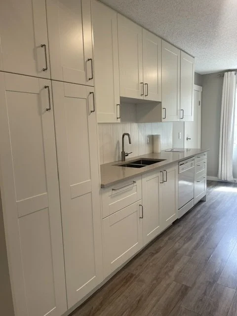 Deep-cleaned kitchen with sparkling floors and streak-free surfaces, part of a residential cleaning service by AAE Home Glow
