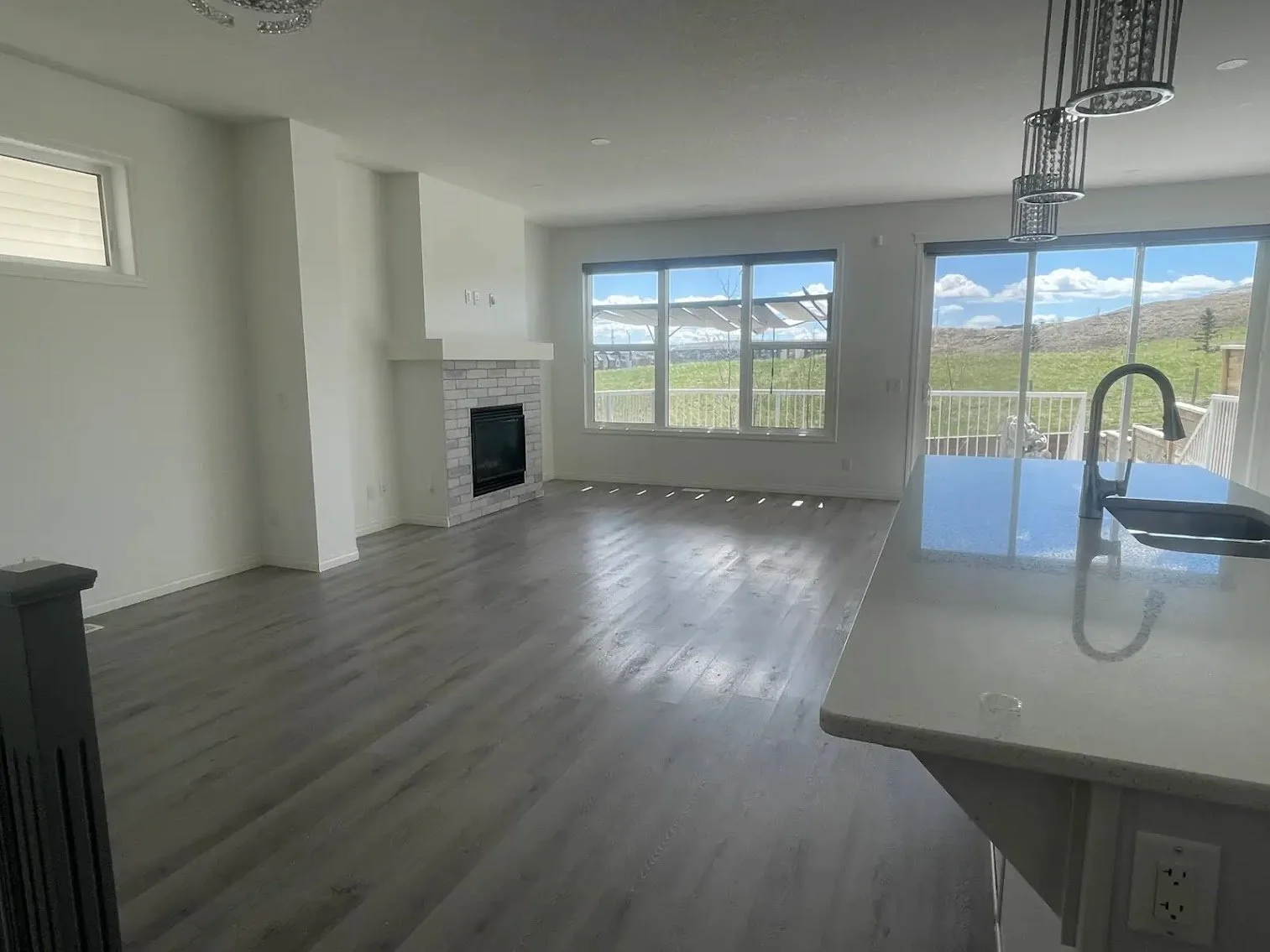 Move-in ready living room with dusted shelves and clean windows, serviced by AAE Home Glow, Calgary.
