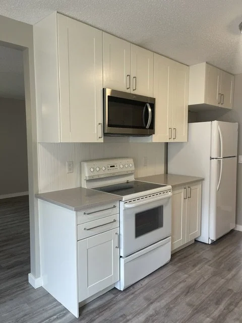 Deep-cleaned kitchen with sparkling floors and streak-free surfaces, part of a residential cleaning service by AAE Home Glow