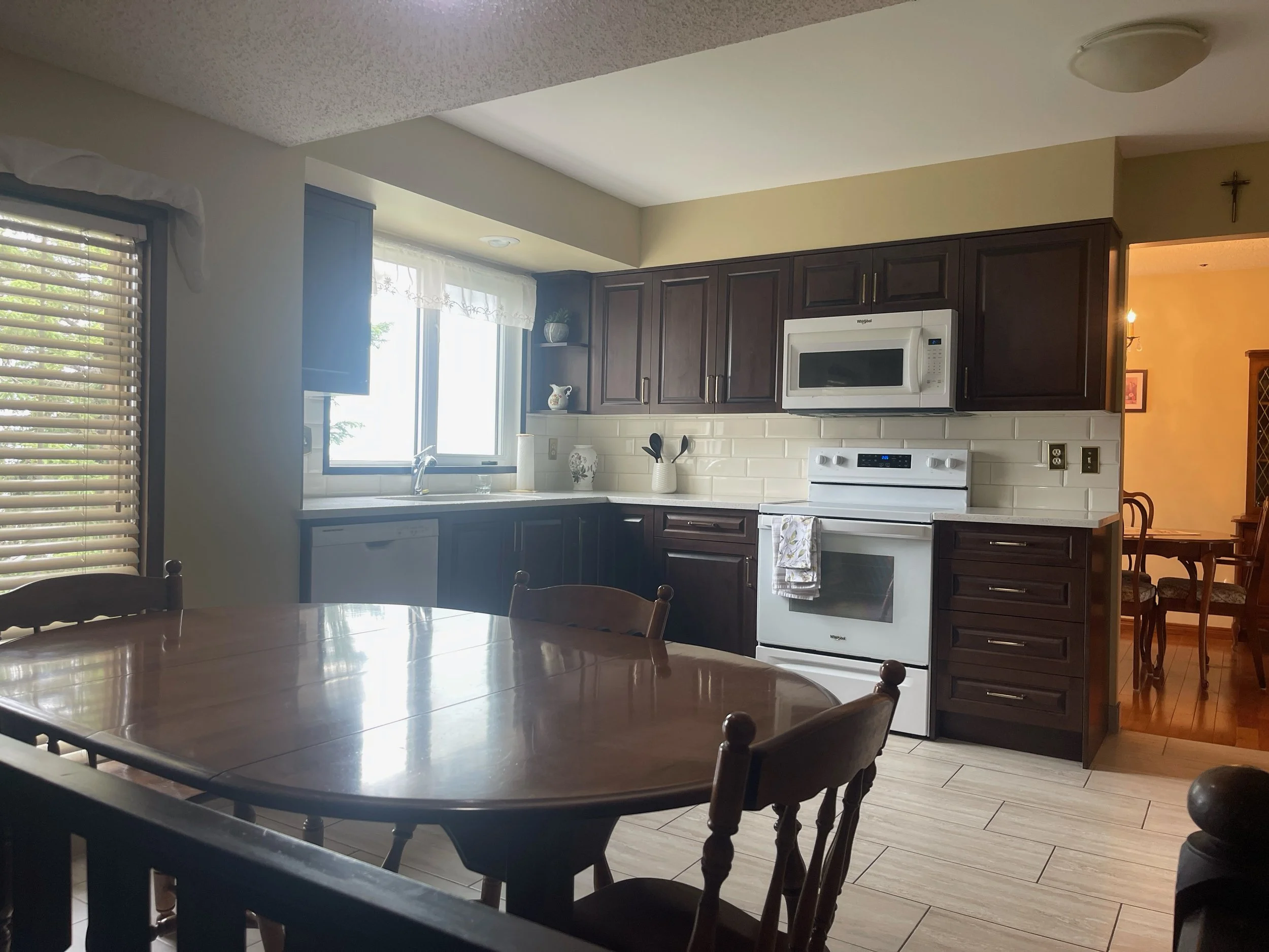 Spotless kitchen countertops and backsplash cleaned to a shine by the AAE Home Glow team in Calgary