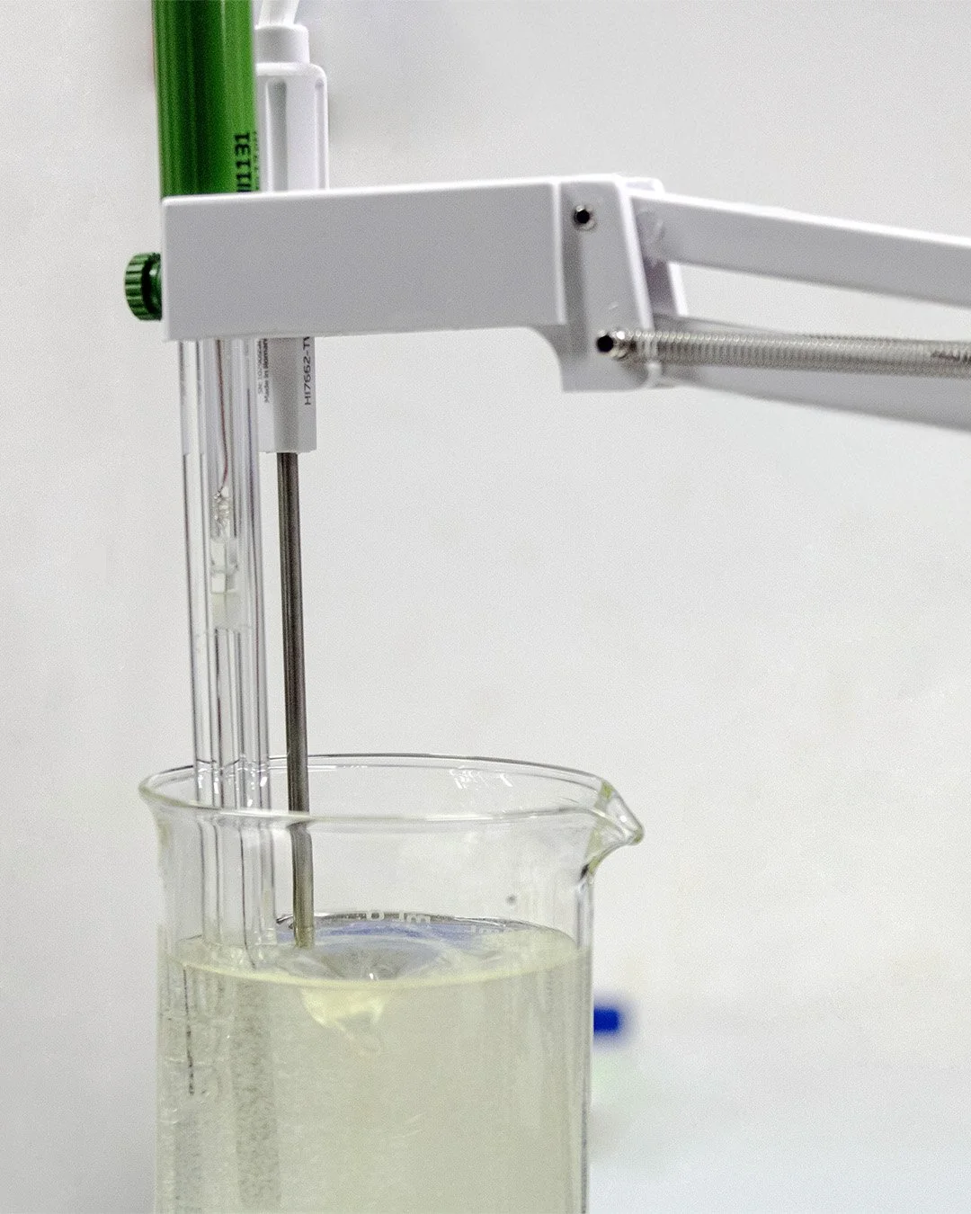 Un agitador magnético en un vaso con líquido, usado para mezclar sustancias en un laboratorio.