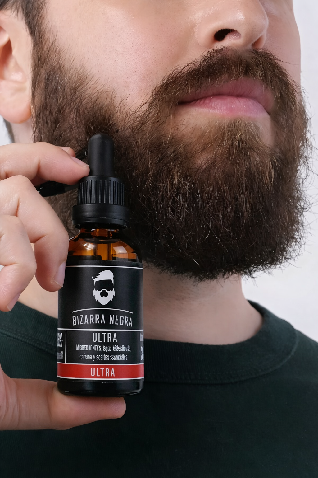 Hombre aplicando un producto en su barba desde un frasco llamado Bizarra Negra Ultra.