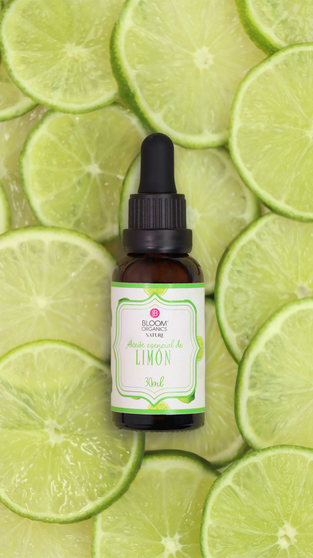 Botella de aceite esencial de limón sobre rodajas de limón fresco.