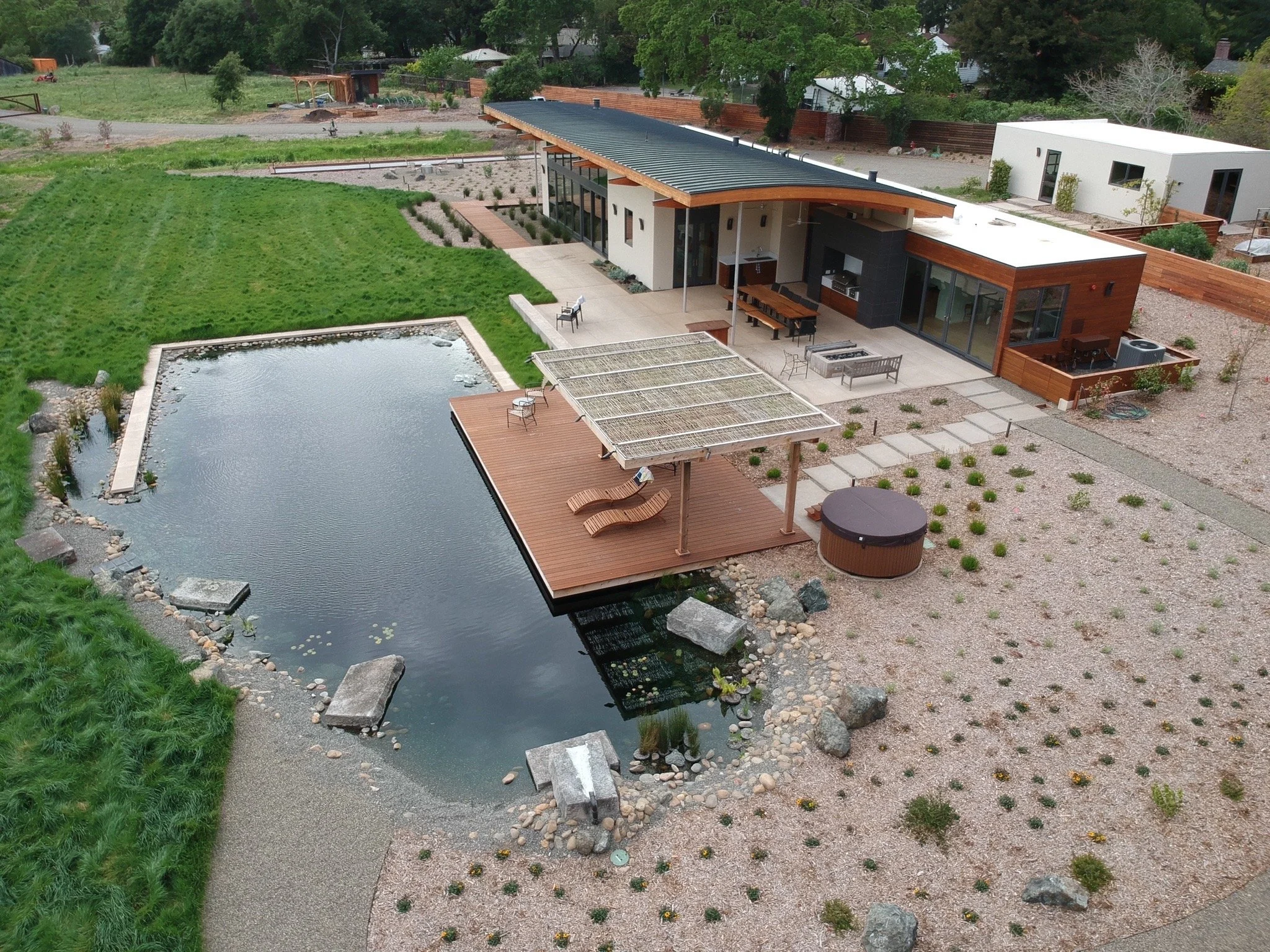 Oranssi carpenter using bench saw