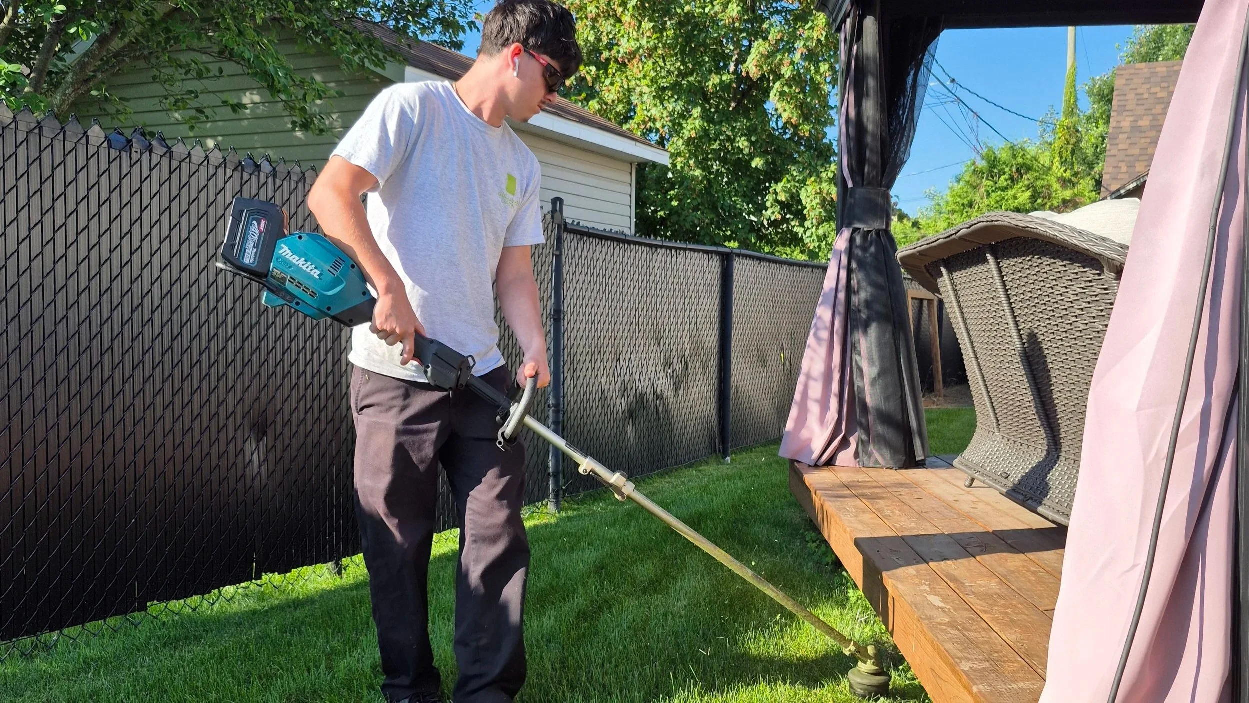 Employé de Guillaume Gazon effectuant la finition de pelouse autour d’une terrasse
