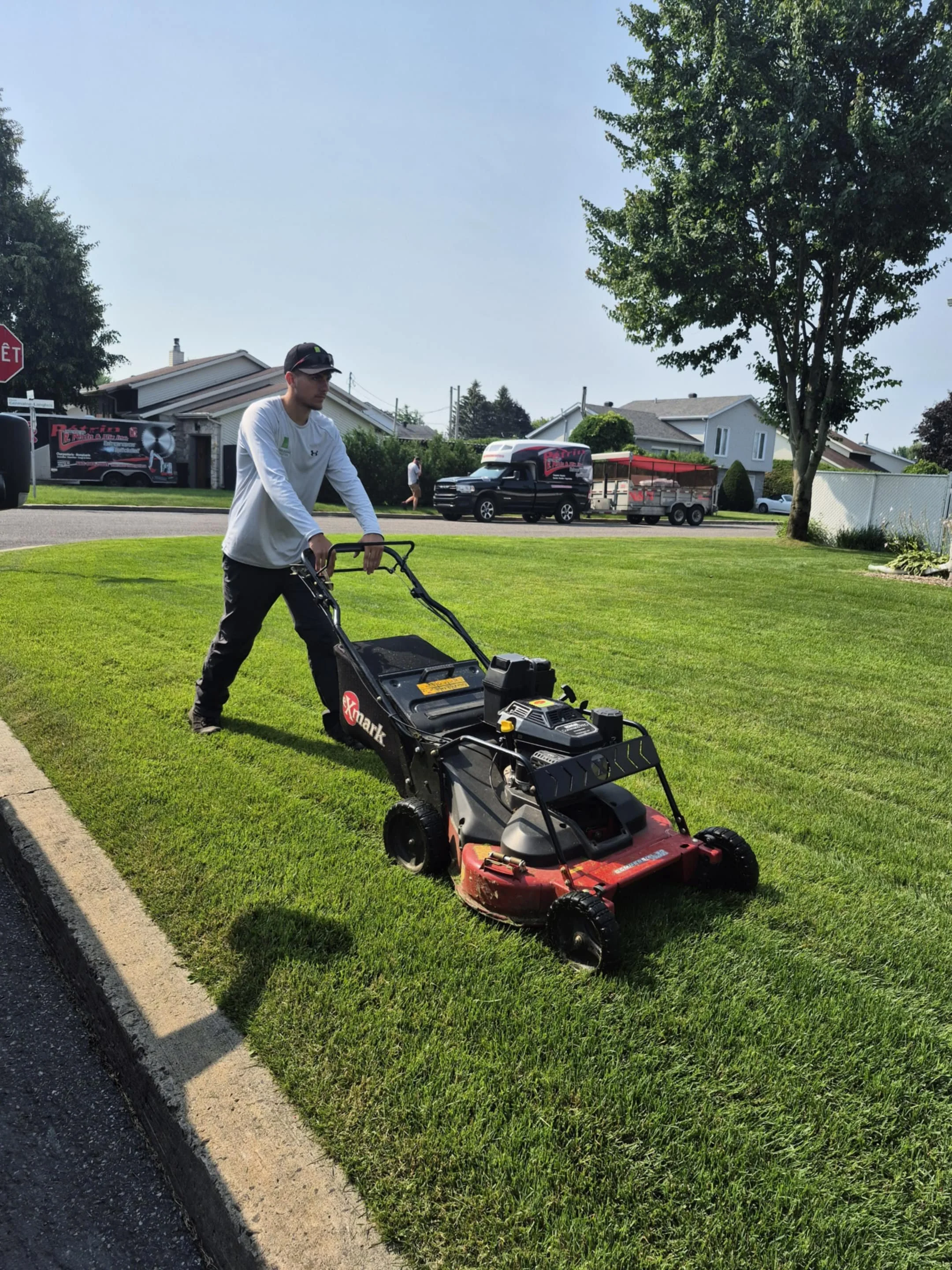 Tonte de pelouse résidentielle réalisée par un employé de l’équipe Guillaume Gazon sur la Rive-Sud de Montréal