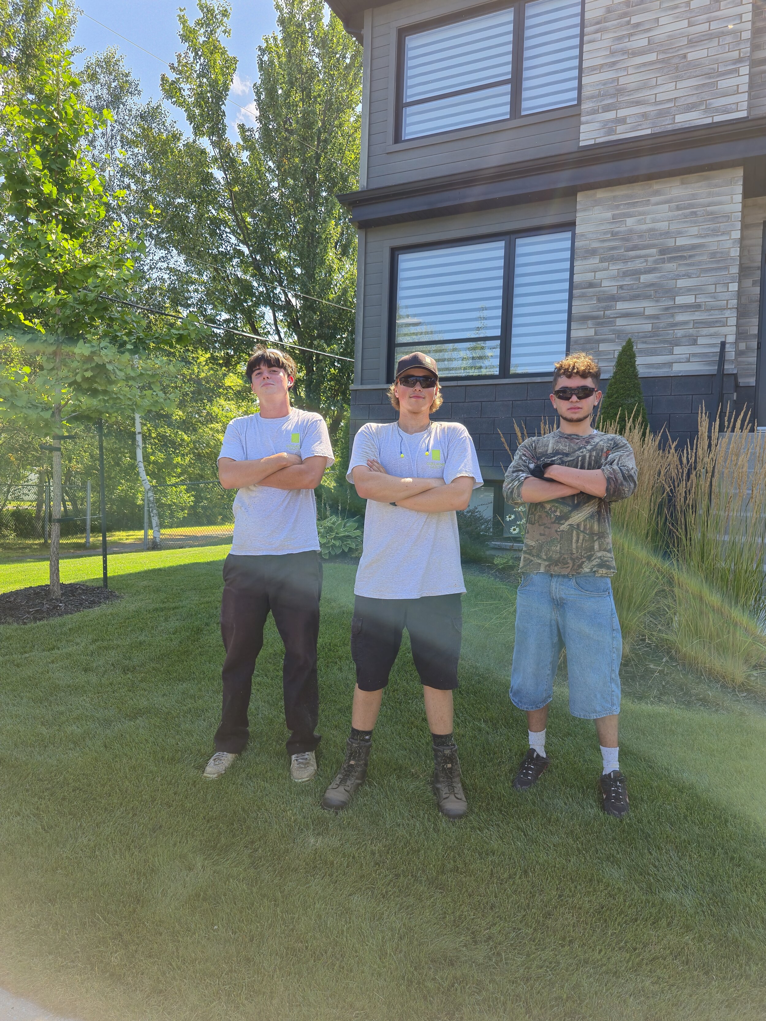 Équipe de Guillaume Gazon offrant des services d’entretien paysager à Saint-Amable, Sainte-Julie, Varennes, Boucherville, Beloeil