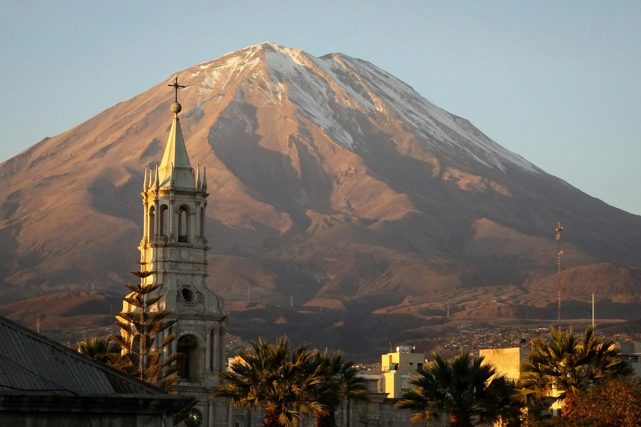 Arequipa con montaña de fondo