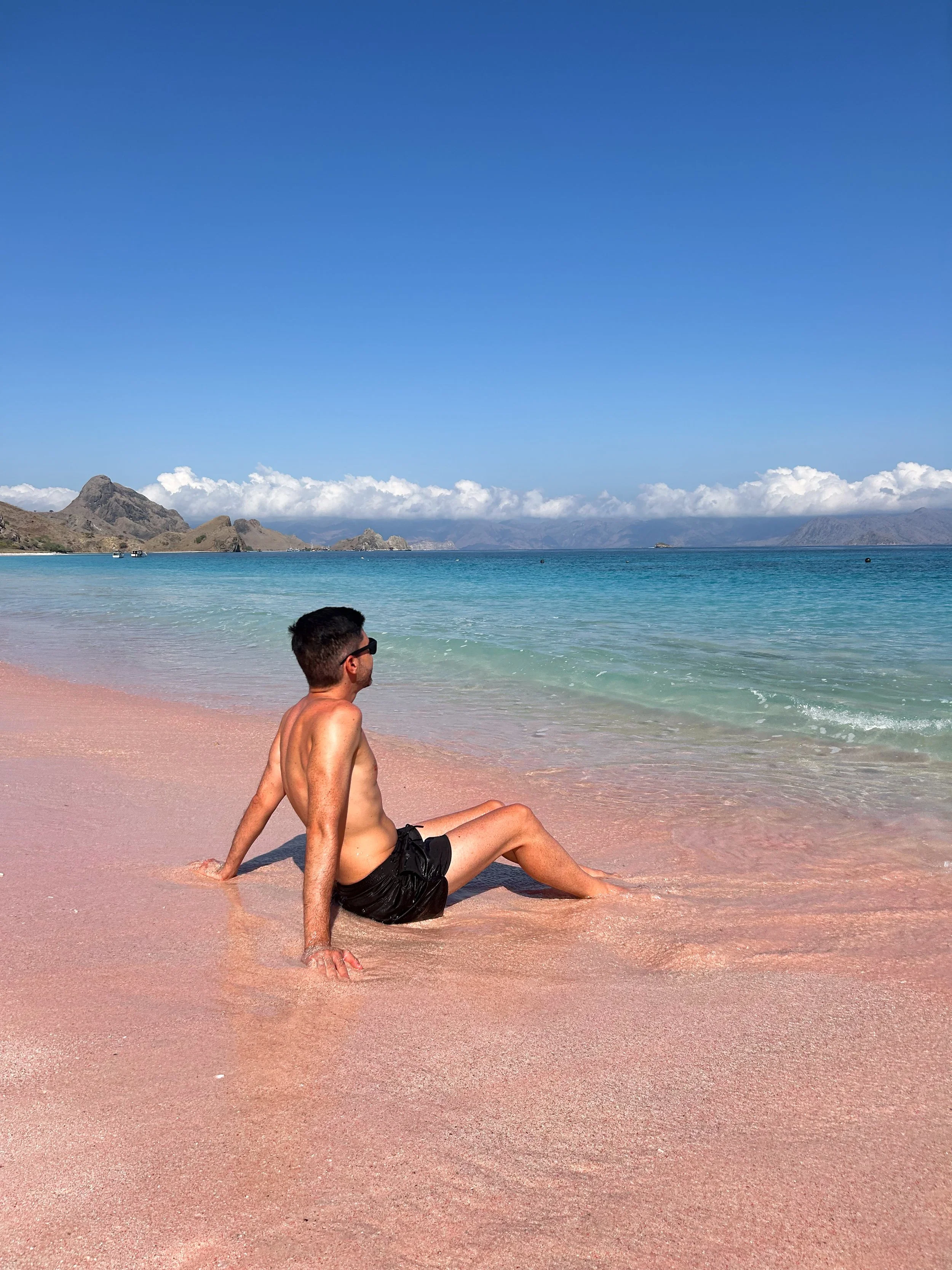 Chico en playa rosa en Komodo Indonesia