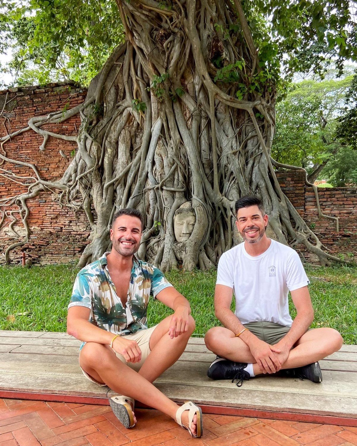 Dos chicos en el templo de Prambanan en Indonesia