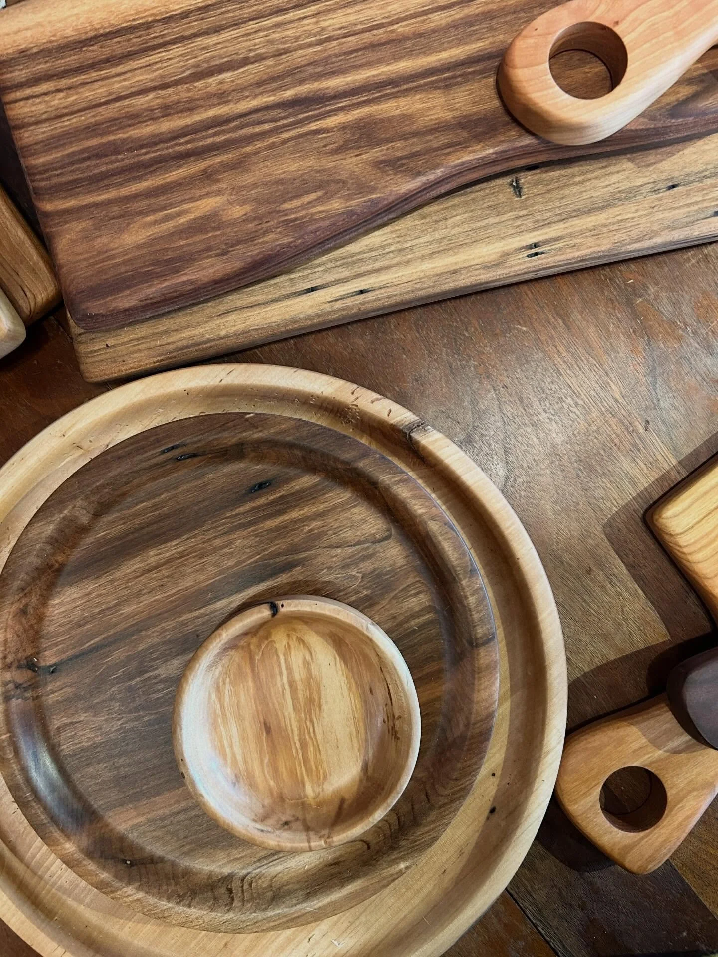 Picking out our favorite serving, cutting &amp; charcuterie boards from local Cape Cod woodworker Chip of @cotuitwoodworks. Grab a hand turned salt caddy and a stunning board to go with and you have the perfect host gift. Chip&rsquo;s pieces start as
