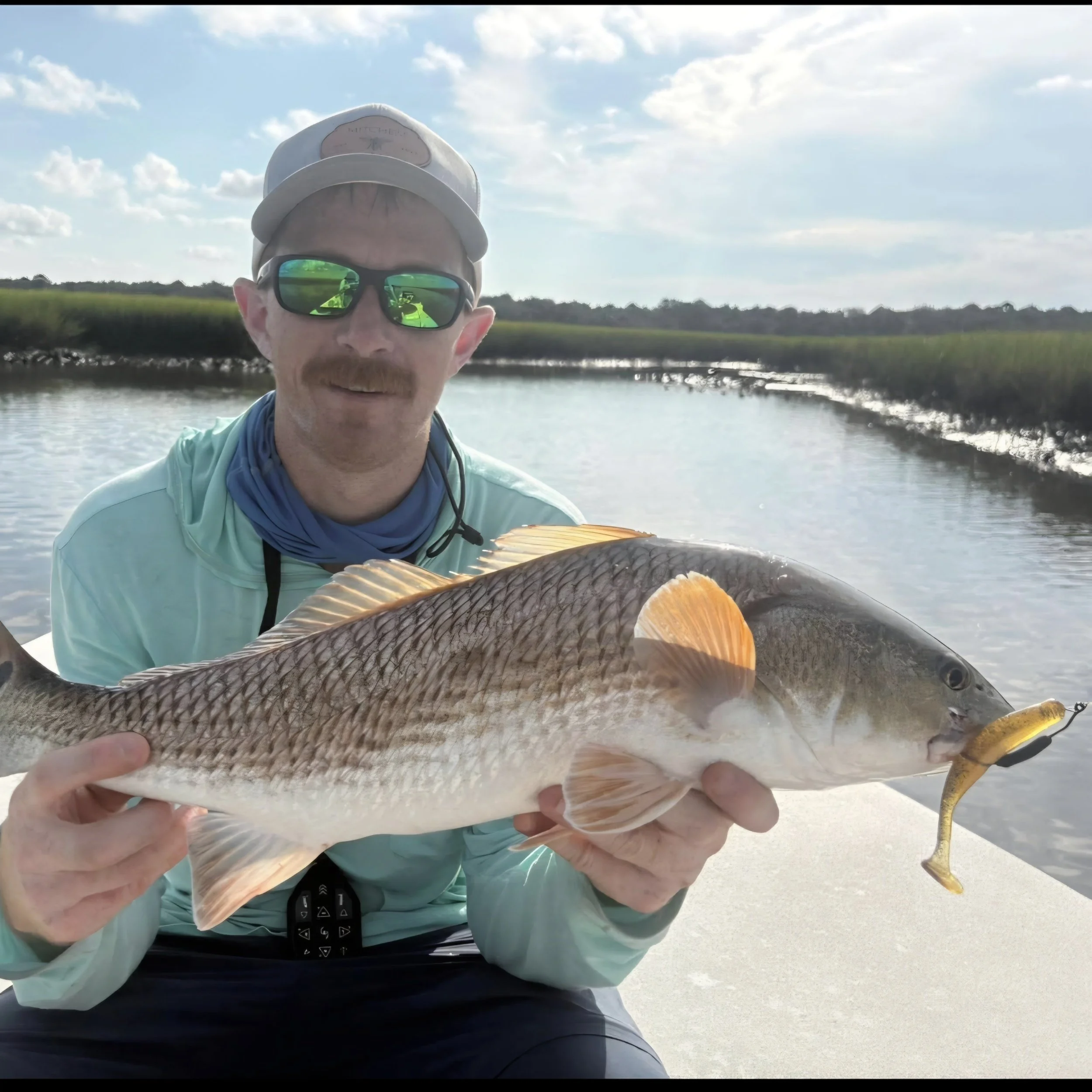 Massive shoutout to Brandon Platts for landing this gorgeous Redfish! Absolute beauty brought in on the 3.8" Avenger Paddle Tail. 🔥🎣