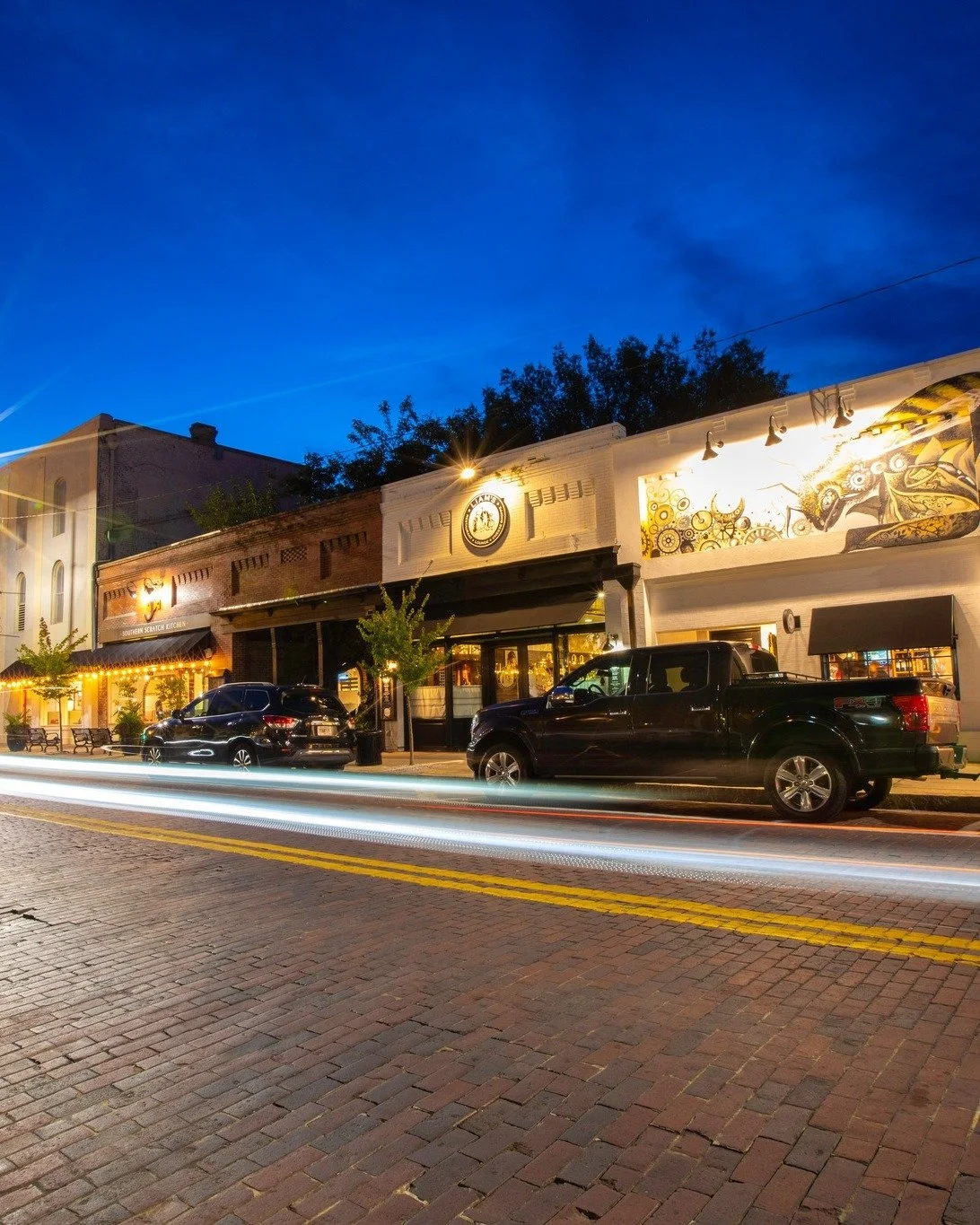 Dinner plans, a little window shopping, and familiar faces along the way.  Just another Friday night in Downtown Thomasville. 🍽️🥂

Whether your Friday night lights are shining from a stadium or glowing downtown, we hope you have a wonderful Friday 