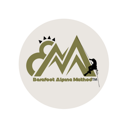 Logo del metodo Barefoot Alpine Method™️ con una montagna stilizzata, un sole e una persona che scala la montagna. Riassume la visione del metodo, natura, barefoot, respiro, coaching e freddo.