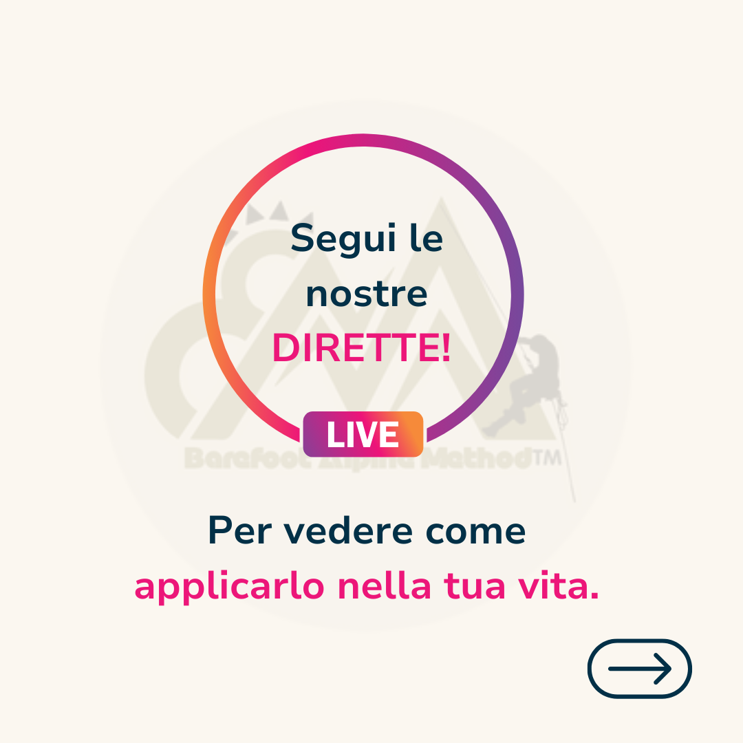 Grafica con testo in italiano che invita a seguire un live per scoprire come applicare il Barefoot Alpine Method nella vita, con un pulsante di invito a cliccare per partecipare. Per seguire le nostre dirette di approfondimento su Instagram.