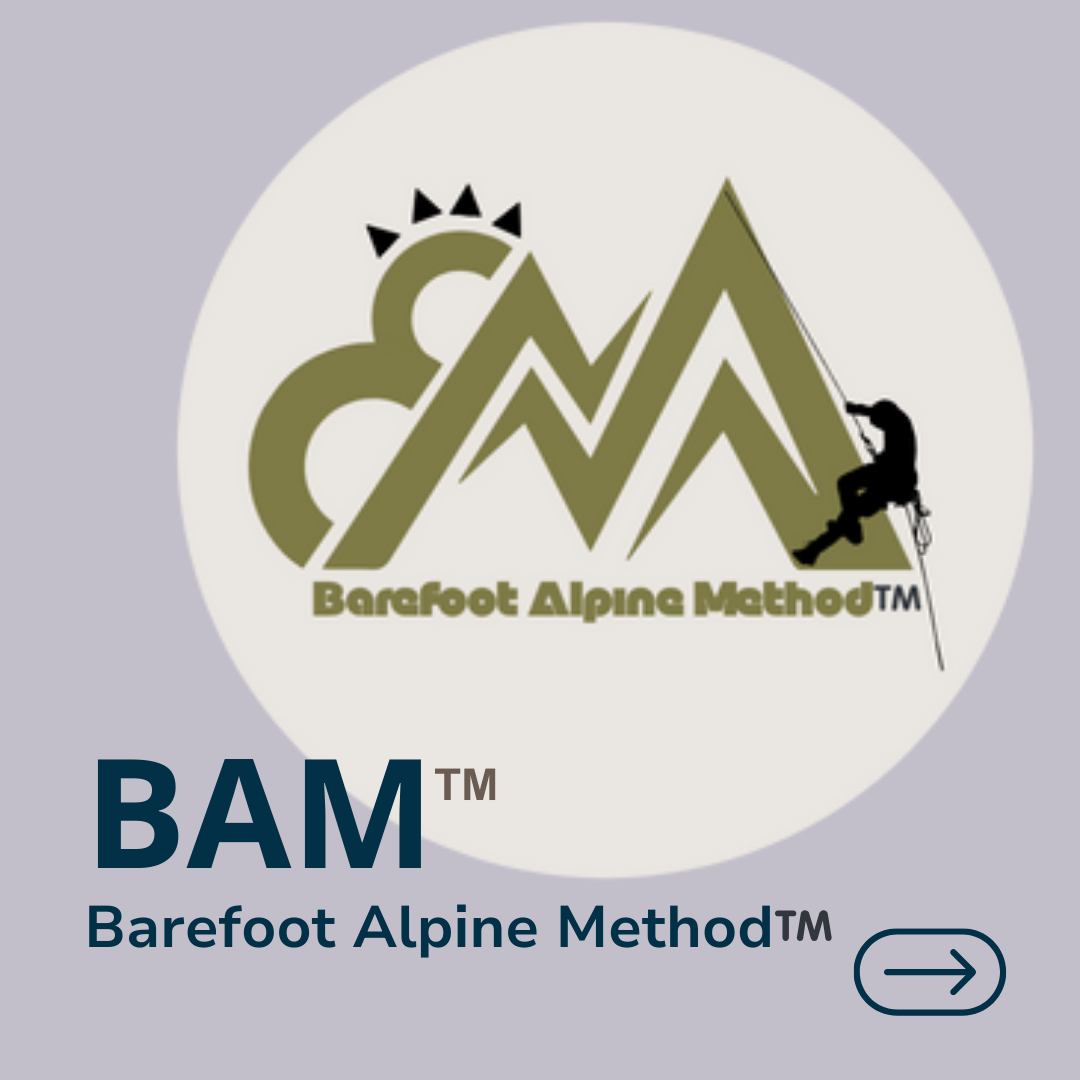 Logo del metodo Barefoot Alpine Method con un'icona di un montagna, un escursionista e elementi grafici di montagne e sole, con testo in italiano e inglese. Riassume la visione del metodo, la riscoperta del proprio potenziale benessere naturale.