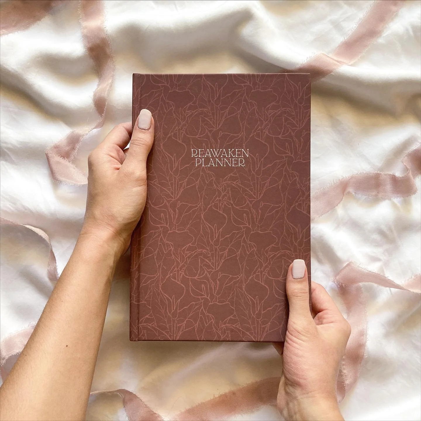 The Reawaken Planner was designed to honor your heart &amp; soul as much as your to-do list &amp; schedules. 

Curious how it does this? Swipe through to see what&rsquo;s included on each spread!

This 90-day planner is complete with&hellip;
🎨 90+ d