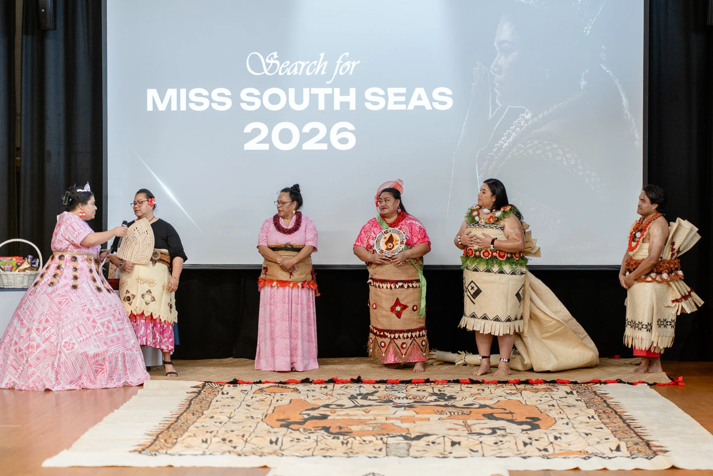[Web Size] Staff Huddle-260821-106.jpg